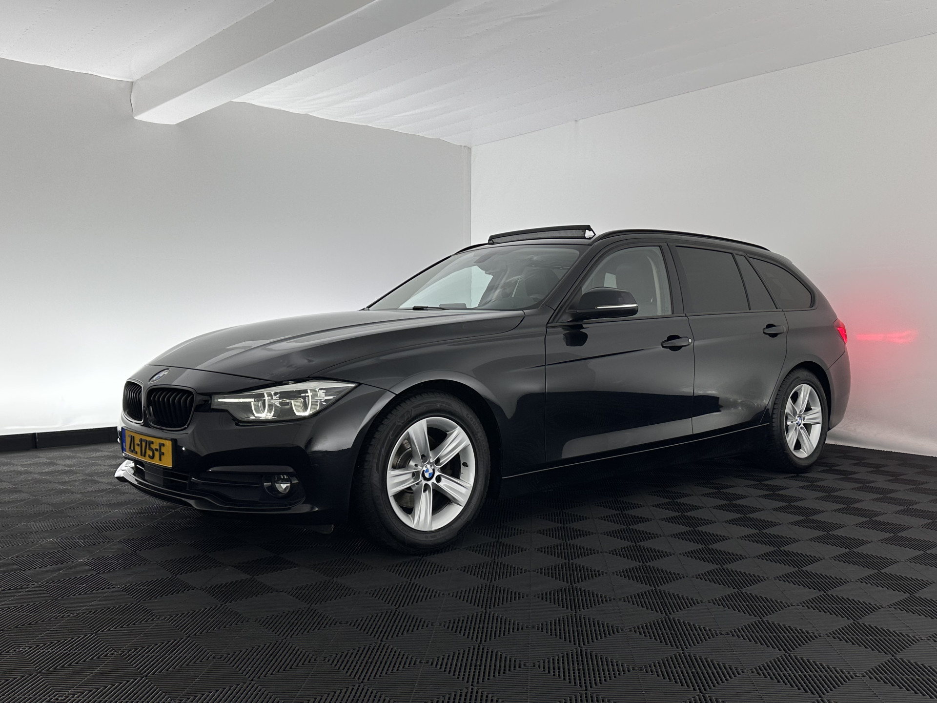 BMW 3-serie Touring 320d EDE Executive Aut. *PANO | LEATHER | FULL-LED | DIGI-COCKPIT | HEATED-SPORTSEATS | NAVI-FULLMAP | PRIVACY-GLASS | ECC | KEYLESS | LANE-ASSIST | PDC | CRUISE | TOWBAR | 18''ALU*