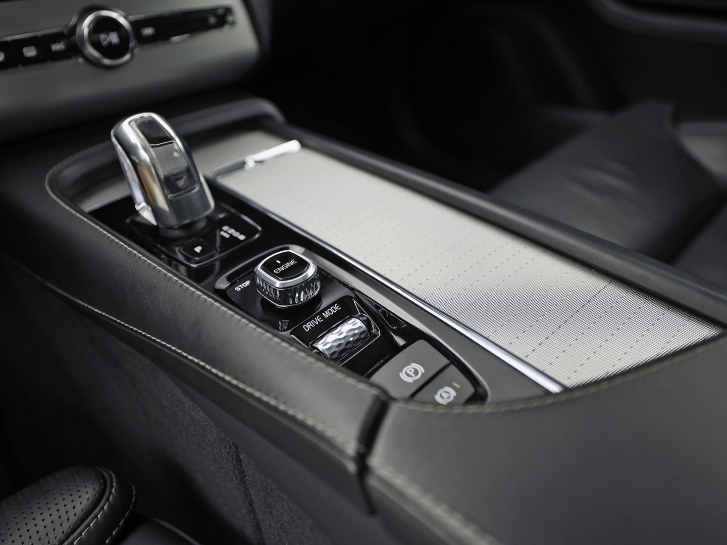 Volvo XC90 2.0 T8 Twin Engine AWD Inscription Automaat 407Pk (PANORAMADAK, APPLE CARPLAY, MEMORY SEATS, STOELVERWARMING/KOELING, CAMERA, GETINT GLAS, LEDER, TREKHAAK, NIEUWE APK)