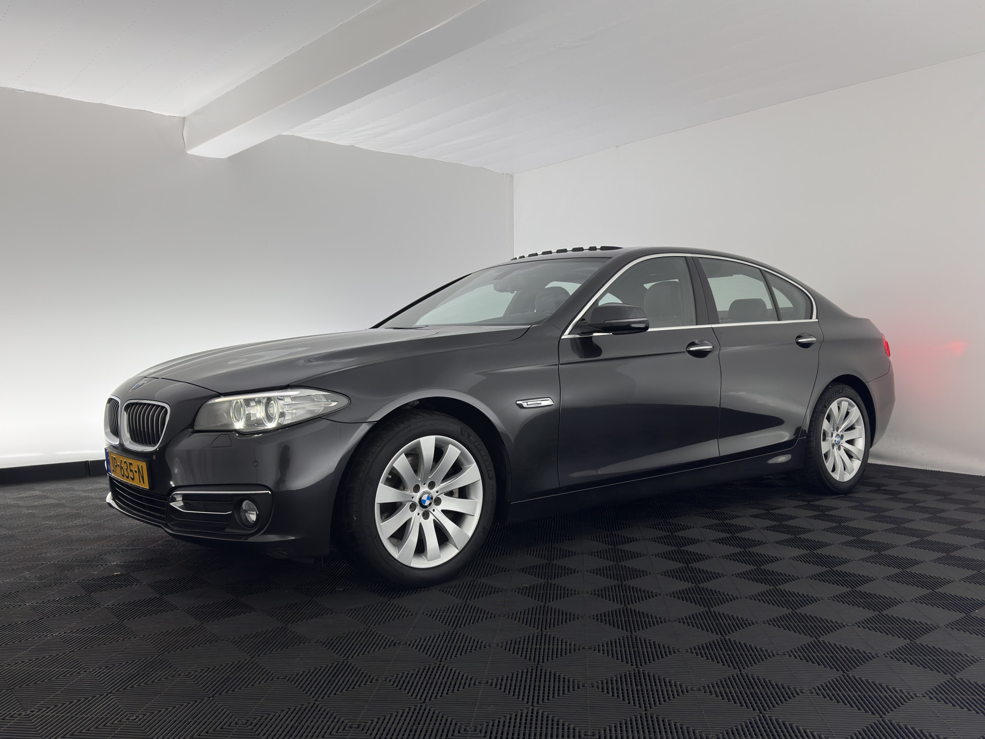 BMW 5-serie 518d Luxury-Line High Executive Aut. *PANO | LUXURY-LEATHER | BI-XENON | NAVI-FULLMAP | HEATED-COMFORTSEATS | HIFI-SOUND | CAMERA | ECC | PDC | CRUISE | 18''ALU*