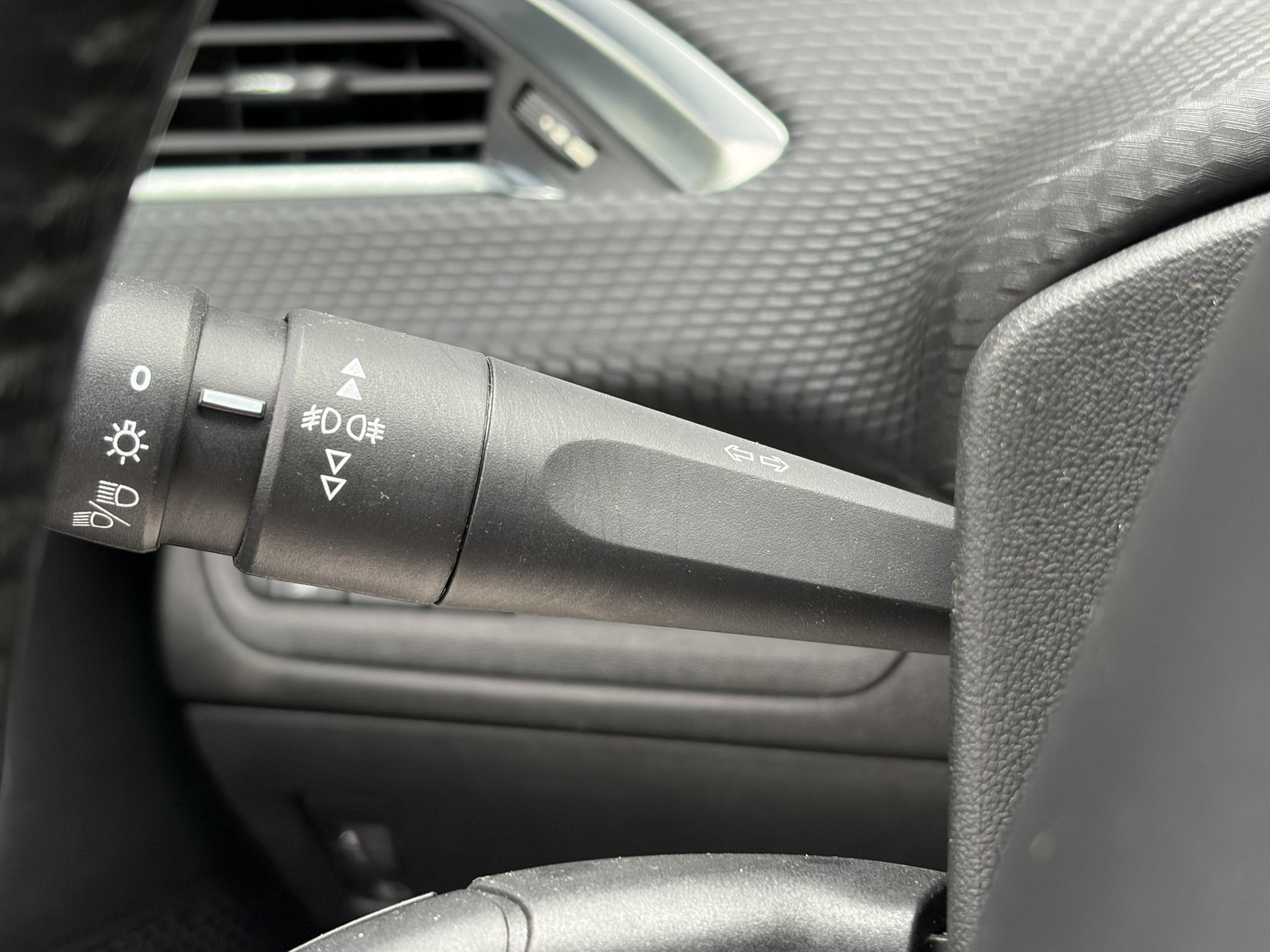Peugeot 2008 1.2 PureTech Blue Lion ✓D-riem vv in 10-2025✓Navi✓110pk✓Carplay✓Airco✓Cruise✓Pdc✓N.A.P✓Apk tot 12-2026