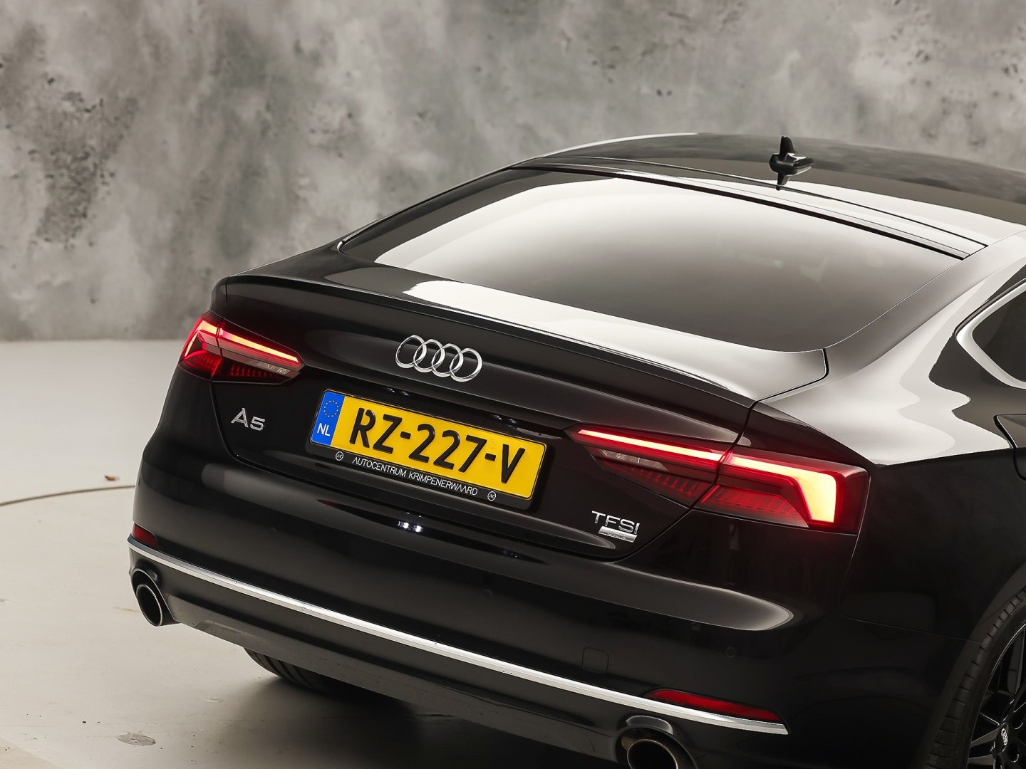 Audi A5 Sportback 2.0 TFSI S-Line Sport 190Pk Automaat (2X S-LINE, VIRTUAL COCKPIT, GROOT NAVI, PLAT SPORTSTUUR, LEDER, STOELVERWARMING, SPORTSTOELEN, GETINT GLAS, PARKEERSENSOREN, NIEUWSTAAT)