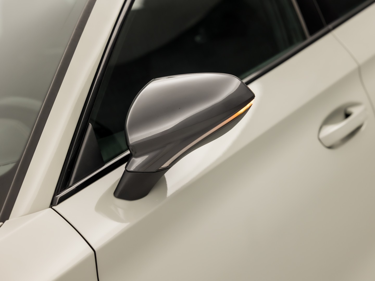 CUPRA Leon 1.5 TSI Sport 150Pk Automaat (APPLE CARPLAY, GROOT NAVI, KUIPSTOELEN, SENNHEISER AUDIO, CAMERA, STUUR/STOELVERWARMING, GETINT GLAS, NIEUWSTAAT)