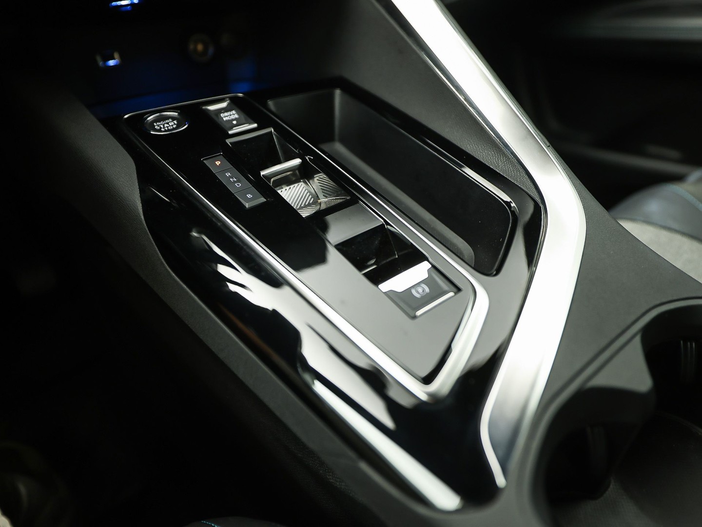 Peugeot 3008 1.6 HYbrid 225 Allure Sport 225Pk Automaat (APPLE CARPLAY, GROOT NAVI, 360 CAMERA, LEDER, SPORTSTOELEN, ZWART HEMEL, KEYLESS, GETINT GLAS, NIEUWSTAAT)