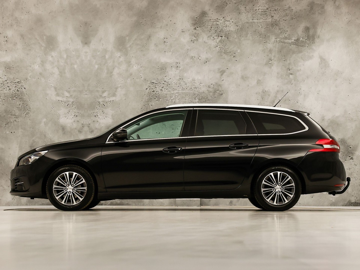 Peugeot 308 SW 1.2 PureTech Premium Sport (VIRTUAL COCKPIT, APPLE CARPLAY, GROOT NAVI, 360 CAMERA, SPORTSTOELEN, LEDER, TREKHAAK, GETINT GLAS, NIEUWSTAAT)