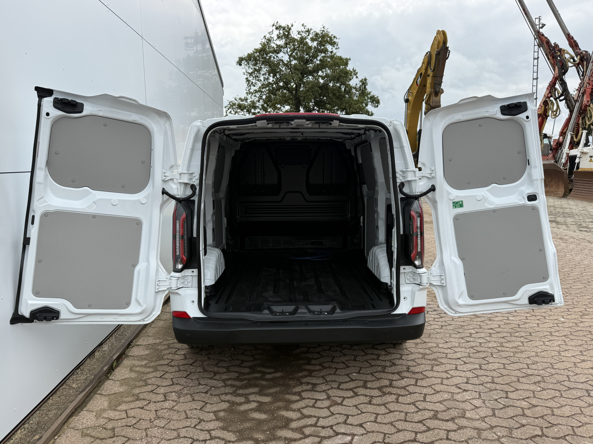 Ford e-Transit Custom 65kWh 136PK Elektrisch L1 344KM WLTP 2300kg Trekvermogen BEV Snelladen LED ACC Camera Carplay Parkeersensoren v+a