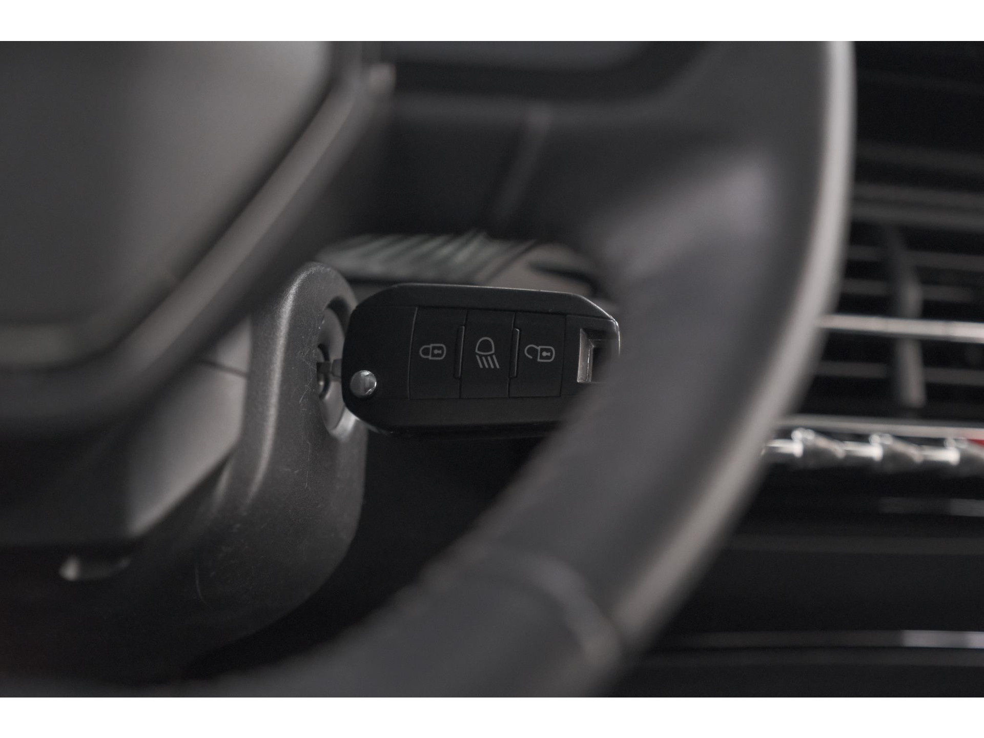 Peugeot 208 PureTech 75 Active Pack | Navigatie | Parkeersensoren | Apple Carplay | Allseason Banden