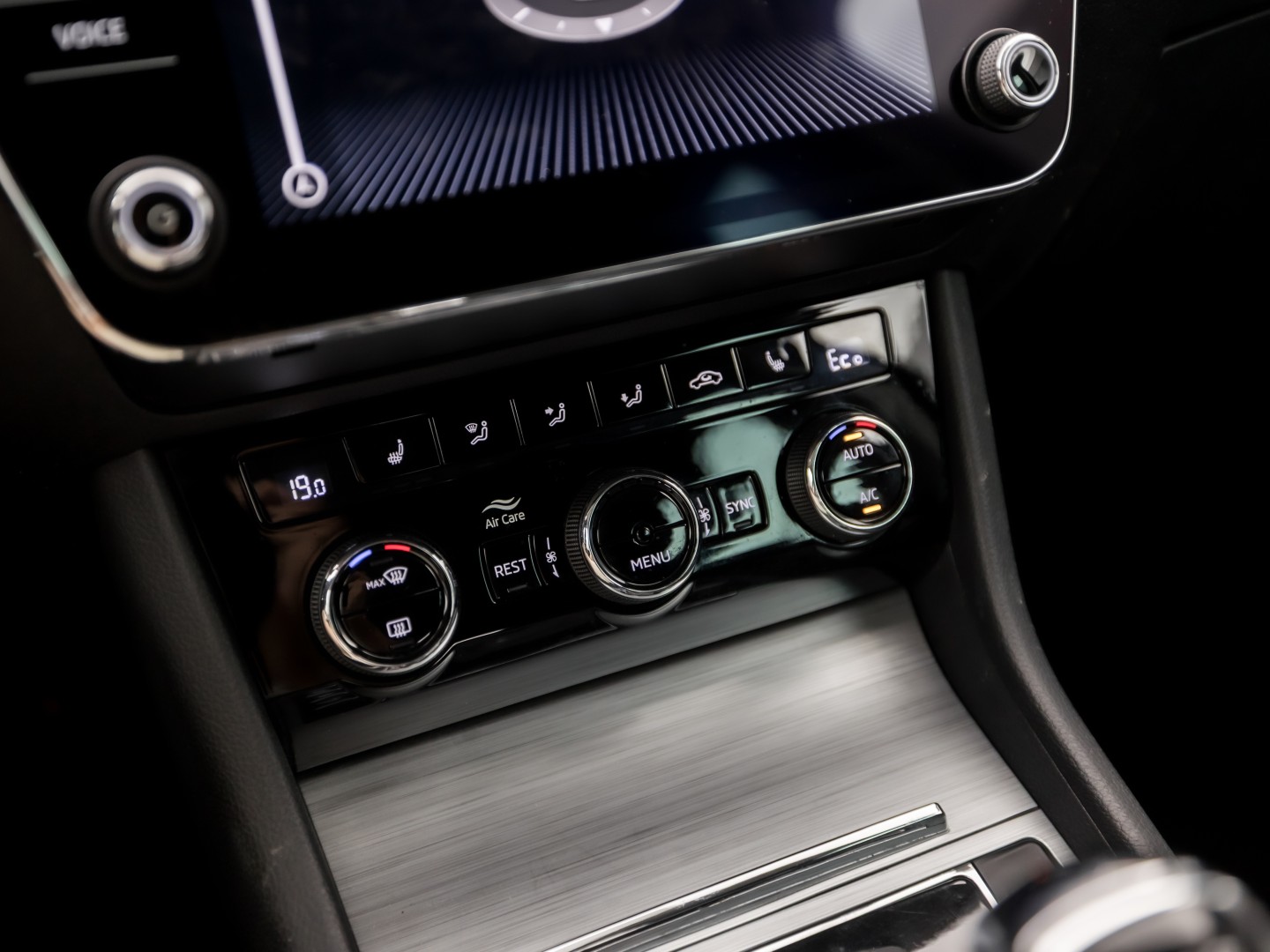Škoda Superb Combi 1.4 TSI iV Business Sport 218Pk Automaat (VIRTUAL COCKPIT, APPLE CARPLAY, GROOT NAVI, CAMERA, STOELVERWARMING, SPORTSTOELEN, KEYLESS, ADAPTIVE CRUISE, GETINT GLAS, NIEUWSTAAT)
