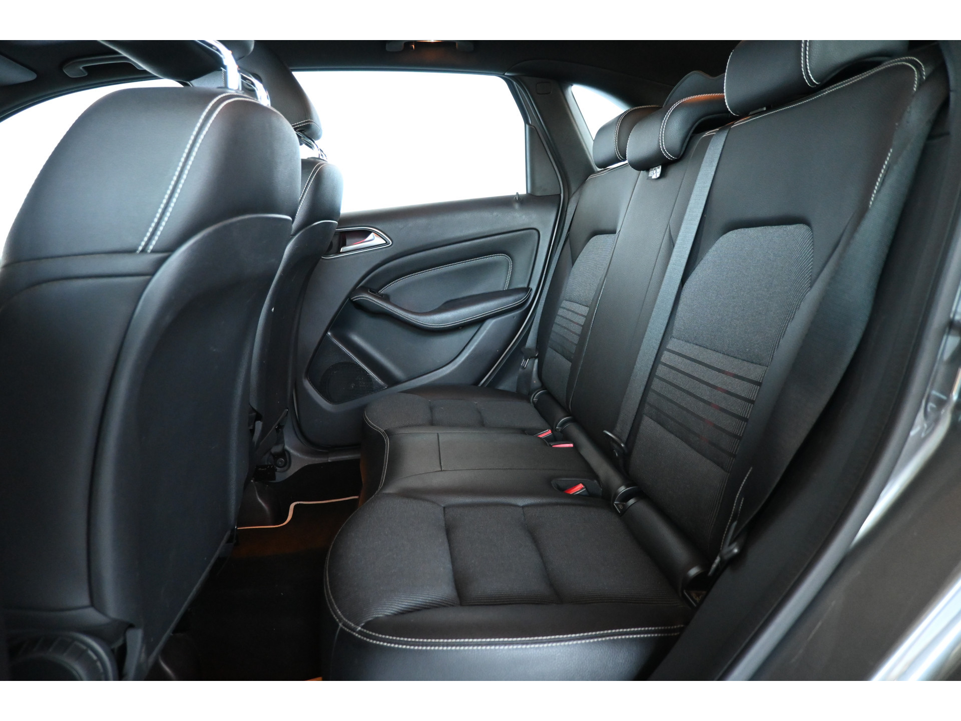 Mercedes-Benz B-klasse 180 Ambition Automaat Cruise Airco Navigatie Trekhaak Panoramdak 1e Eigenaar Inruil Mogelijk!