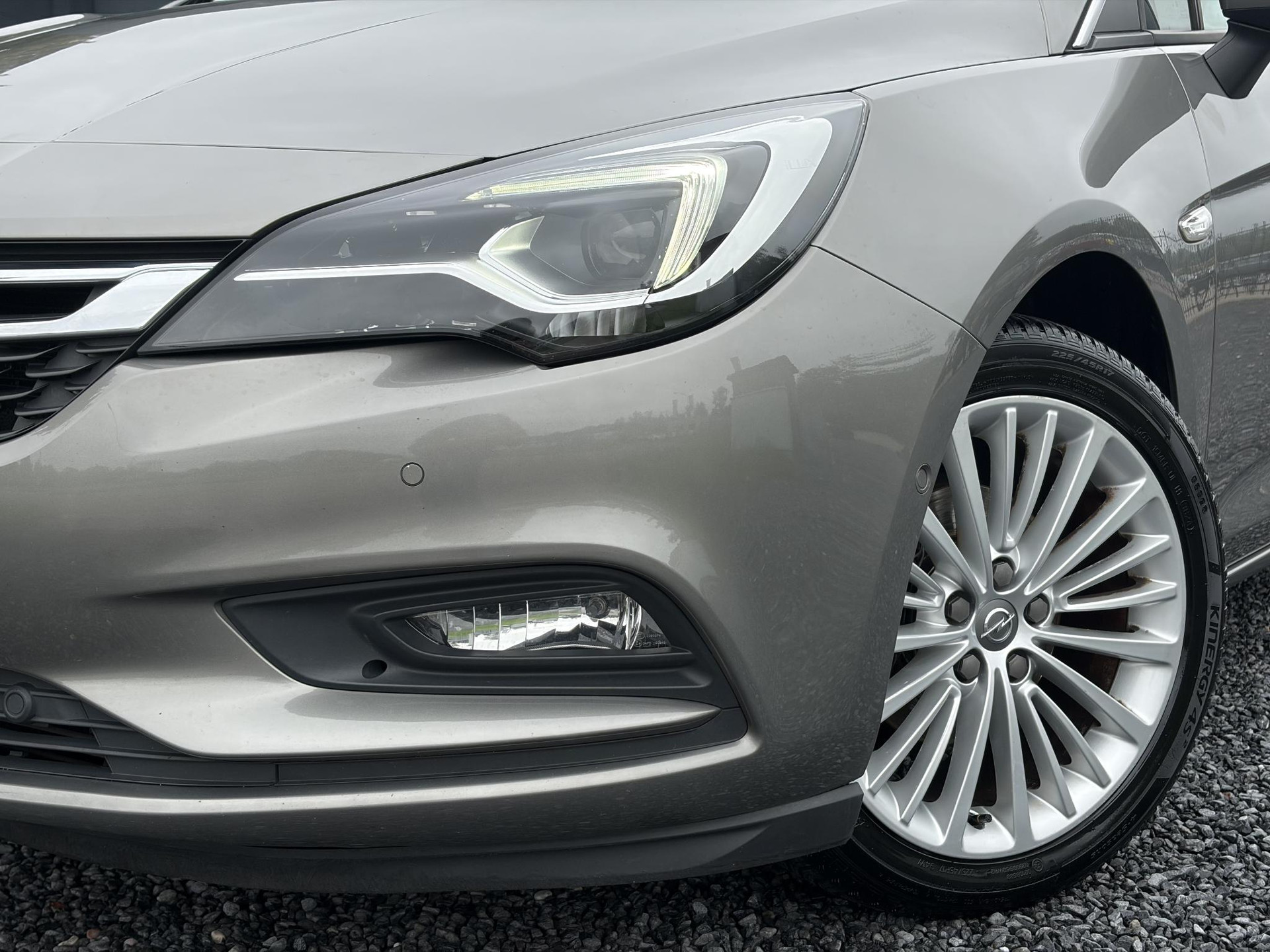 Opel Astra 1.4 Innovation ✓150pk✓Camera✓2e Eigenaar✓Carplay✓Pano✓Stoelverw✓Stuurverw✓Leder✓Navi✓Trekhaak✓Net beurt gehad✓Automaat✓Keyless✓Clima✓Cruise✓Pdc V+A✓105pk✓N.A.P✓17''Lm velgen✓Rijstrooksensor✓Apk tot 09-2027