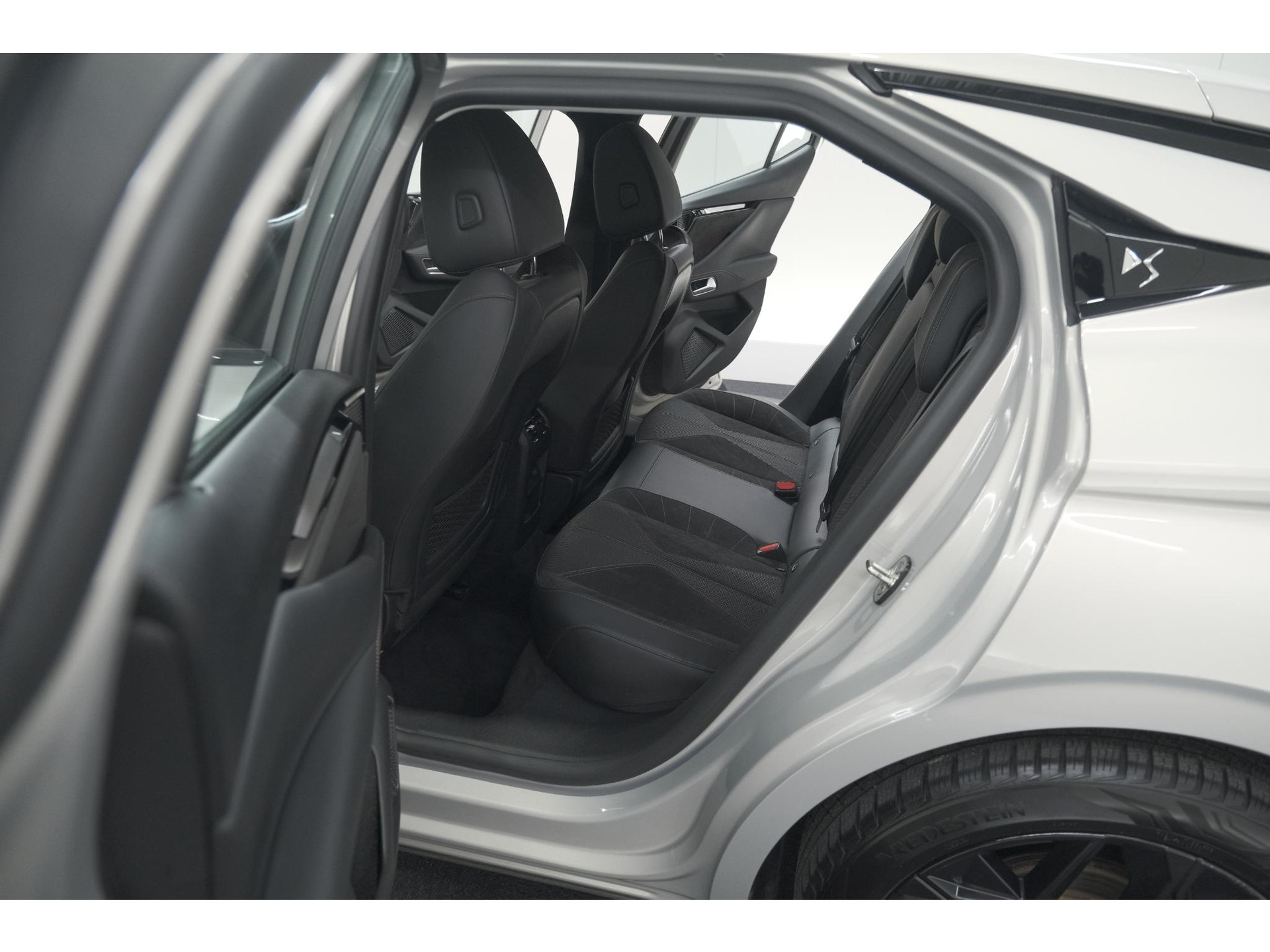 DS 4 PureTech 130 EAT8 Performance Line | Camera | Apple Carplay | Alcantara® bekleding | Parkeersensensoren