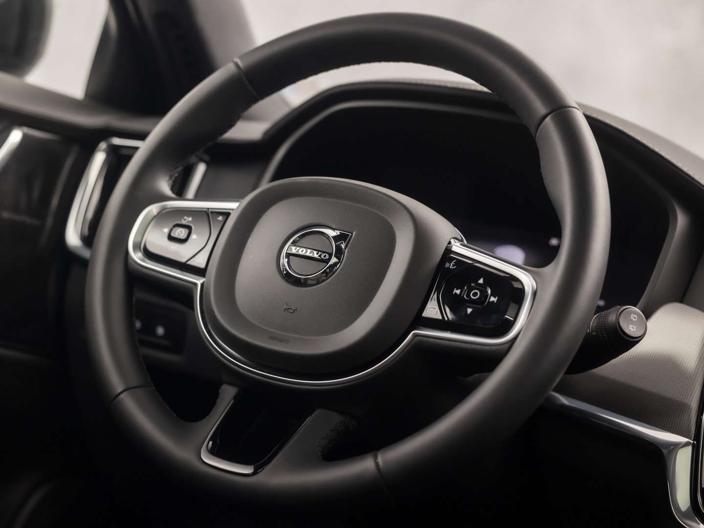 Volvo V90 2.0 T6 Plug-in hybrid AWD Ultimate Dark 350Pk Automaat (PANORAMADAK, HARMAN/KARDON, LUCHTVERING, MEMORY SEATS, 360 CAMERA, HEAD-UP DISPLAY, STUUR/STOELVERWARMING, ZWART HEMEL, NIEUWSTAAT)