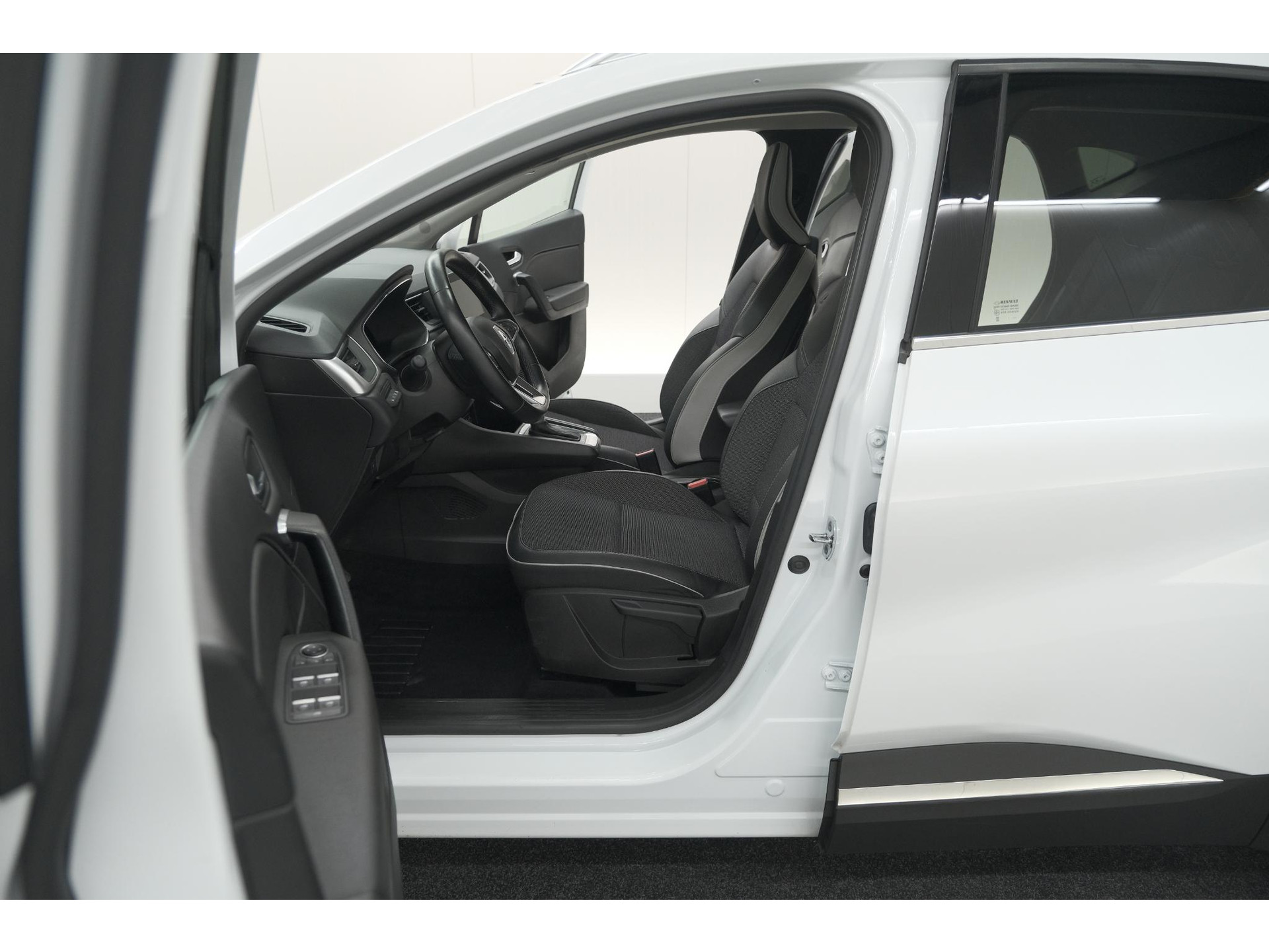 Renault Captur 1.6 E-Tech Plug-in Hybrid 160 Intens | Trekhaak | Camera | Navigatie | Parkeersensoren | Pack Winter