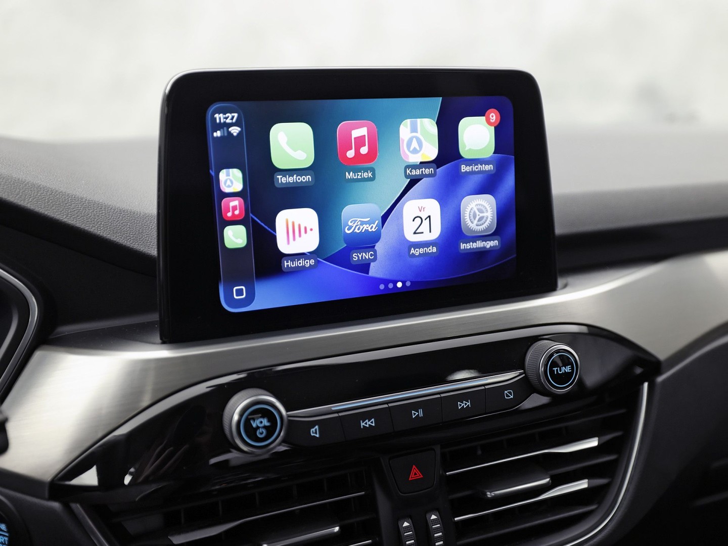 Ford Kuga 2.5 PHEV Titanium 225Pk Automaat (VIRTUAL COCKPIT, APPLE CARPLAY, GROOT NAVI, CAMERA, TREKHAAK, SPORTSTOELEN, KEYLESS, CRUISE, LANE ASSIST, NIEUWSTAAT)
