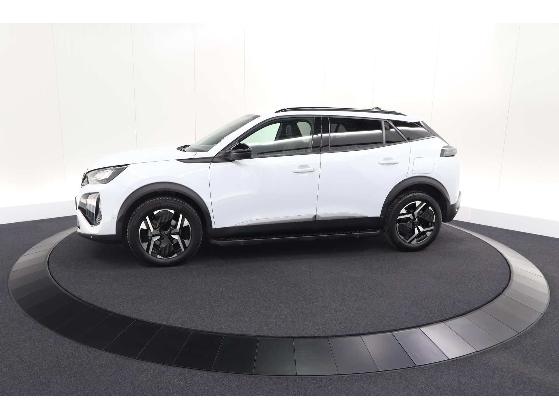 Peugeot 2008 PureTech 130 EAT8 Allure | Allseason banden | 360 Camera | Dodehoekdetectie | Apple Carplay | Stoelverwarming