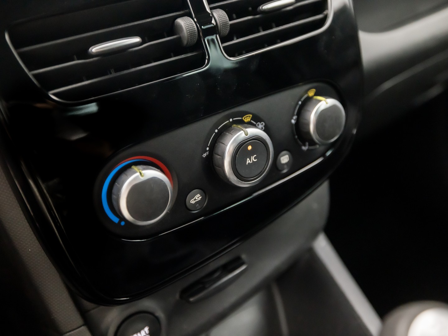 Renault Clio Estate 0.9 TCe Dynamic Sport (NAVIGATIE, LM VELGEN, GETINT GLAS, SPORTSTOELEN, CRUISE, PARKEERSENSOREN, NIEUWE APK, NIEUWSTAAT)