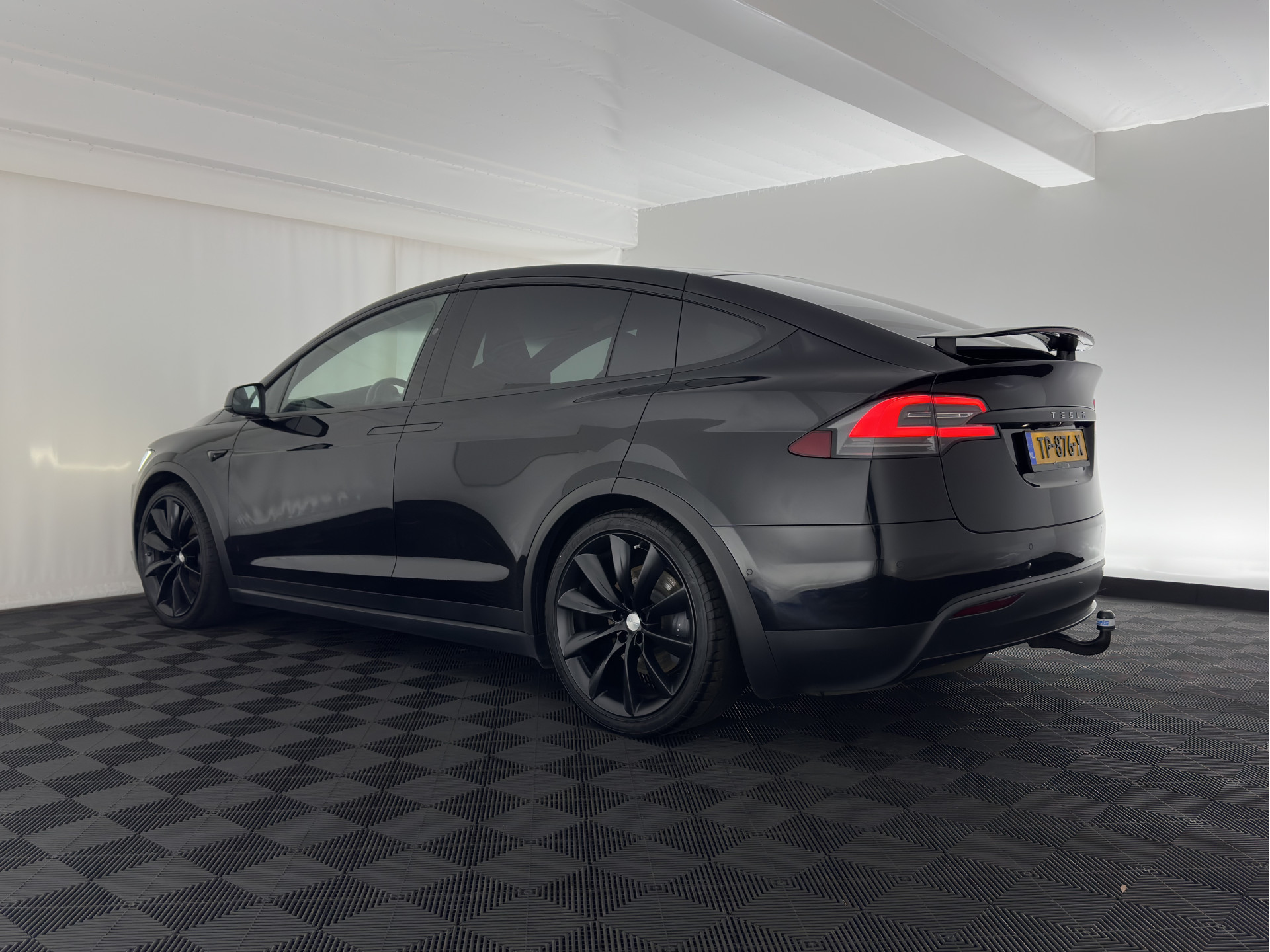 Tesla Model X 100D Black-Line AWD [ 3-Fase ] { SOH-86% } Aut. *PANO-WINDOW | AUTO-PILOT | VEGAN-LEATHER | NAVI-FULLMAP | FULL-LED | AIR-SUSPENSION | DIGI-COCKPIT | KEYLESS | DAB+ | HEATED-SPORTSEATS | PRIVACY-GLASS | TOPVIEW | TOWBAR | 22"ALU*