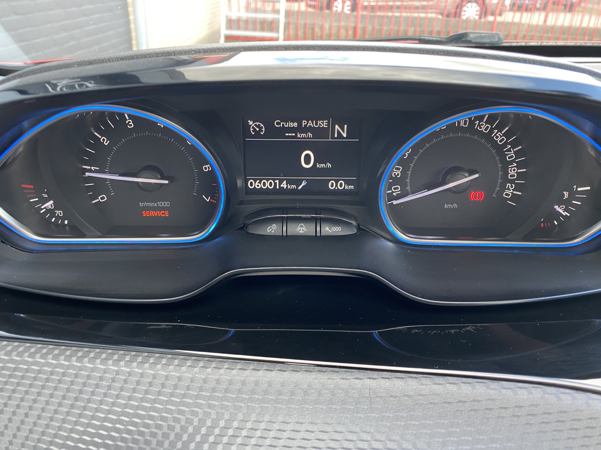 Peugeot 2008 1.2 PureTech Allure AUT. | dealer onderh. | panoramadak | trekhaak | navigatie | cruise control | all season banden