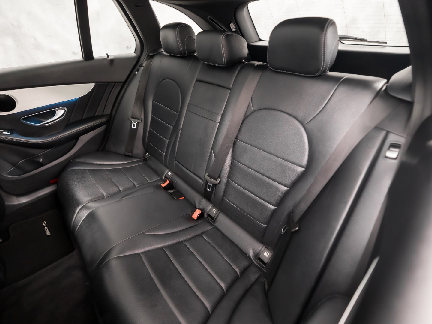 Mercedes-Benz C-Klasse 180 AMG Sport 156Pk Automaat (PANORAMADAK, NAVIGATIE, LEDER, ELEK SPORTSTOELEN, STOELVERWARMING, ELEK ACHTERKLEP, GETINT GLAS, ZWART HEMEL, NIEUWSTAAT)