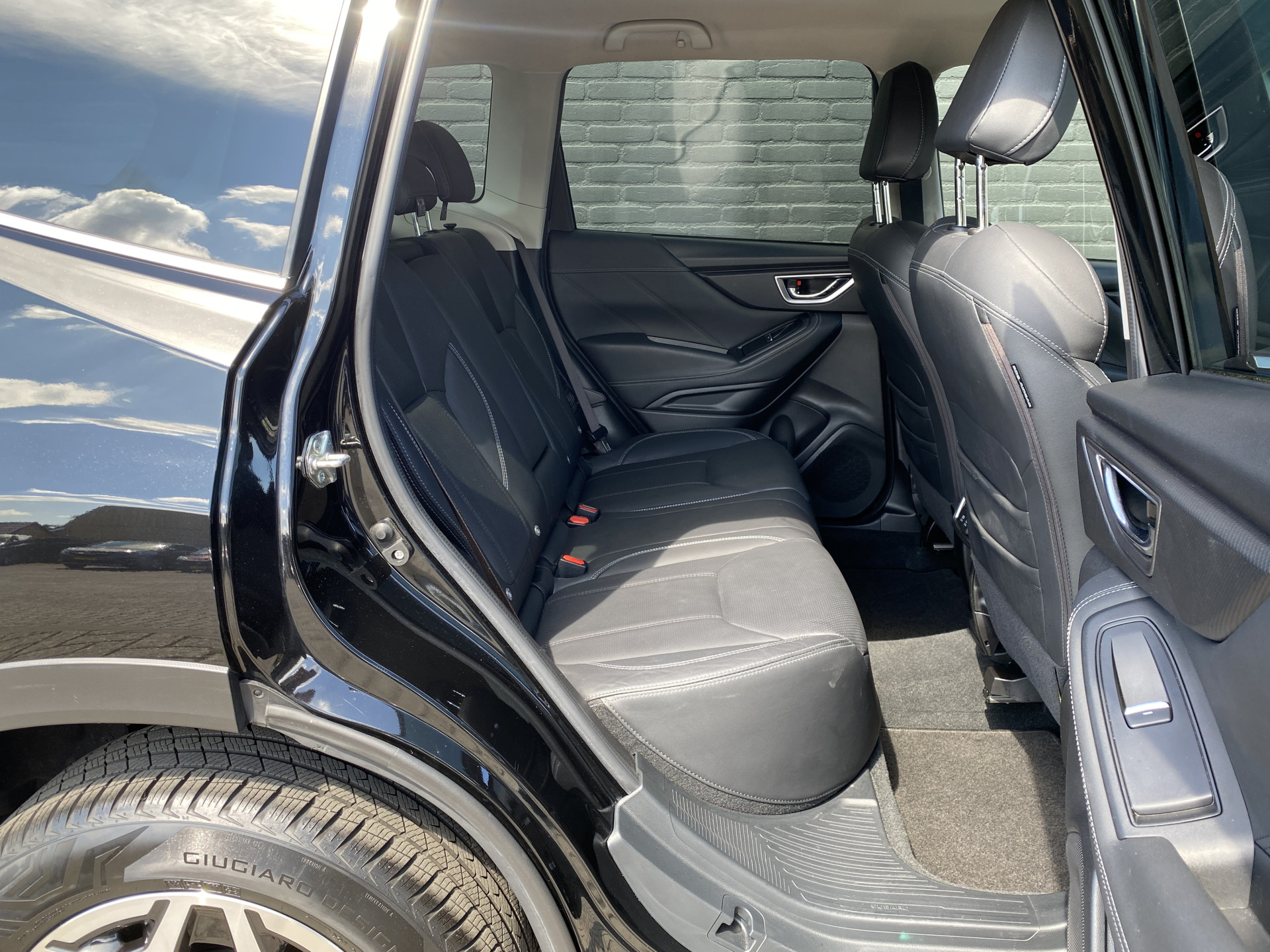 Subaru Forester 2.0i e-BOXER Luxury AUT. | dealer onderh. | leder interieur | trekhaak | adapt. cruise | carplay | memory seat