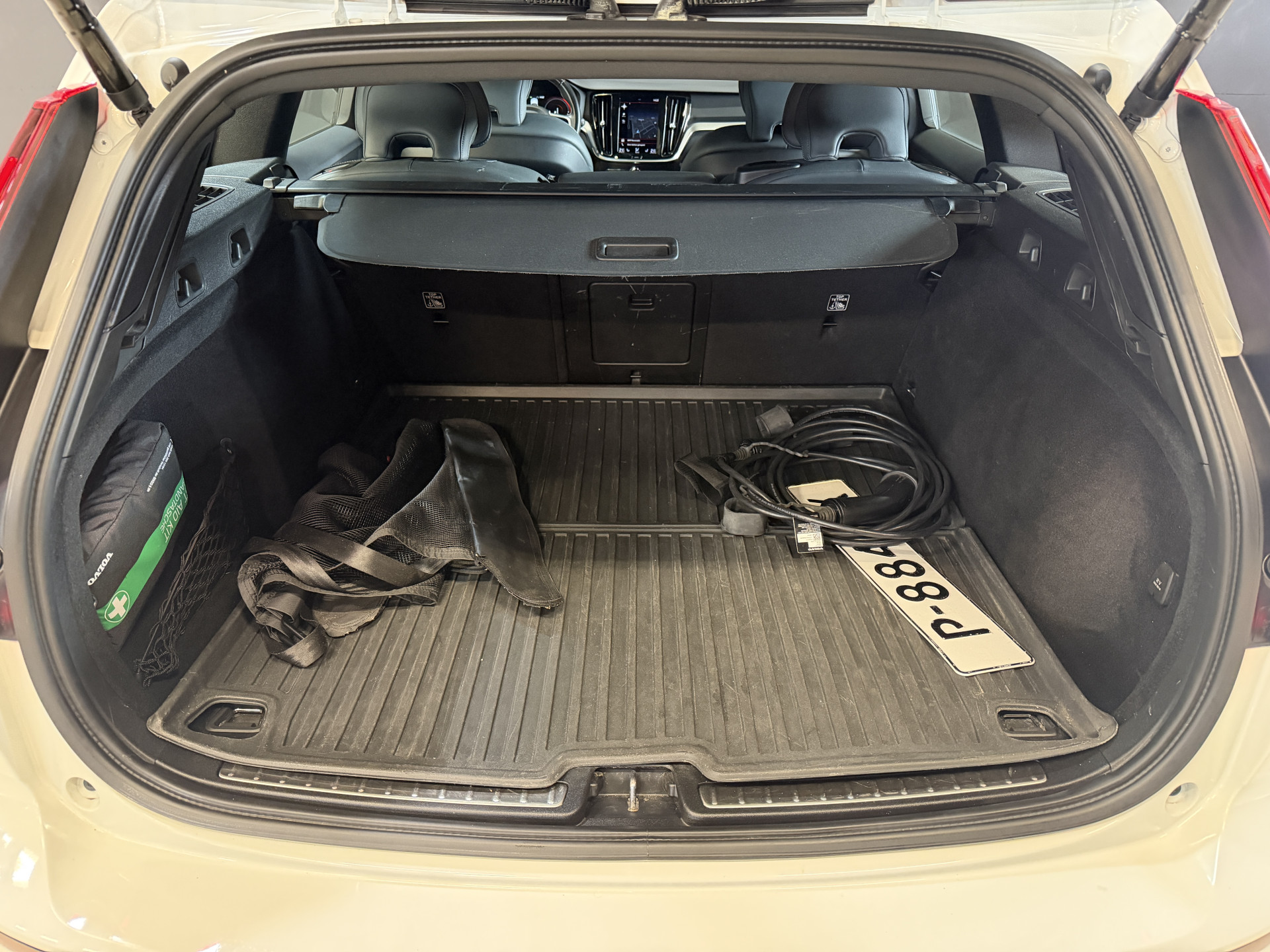 Volvo V60 2.0 T8 Recharge AWD R-Design | Elektr. trekhaak | Camera | Stoel/stuurverwarming | Carplay | Adaptive cruise