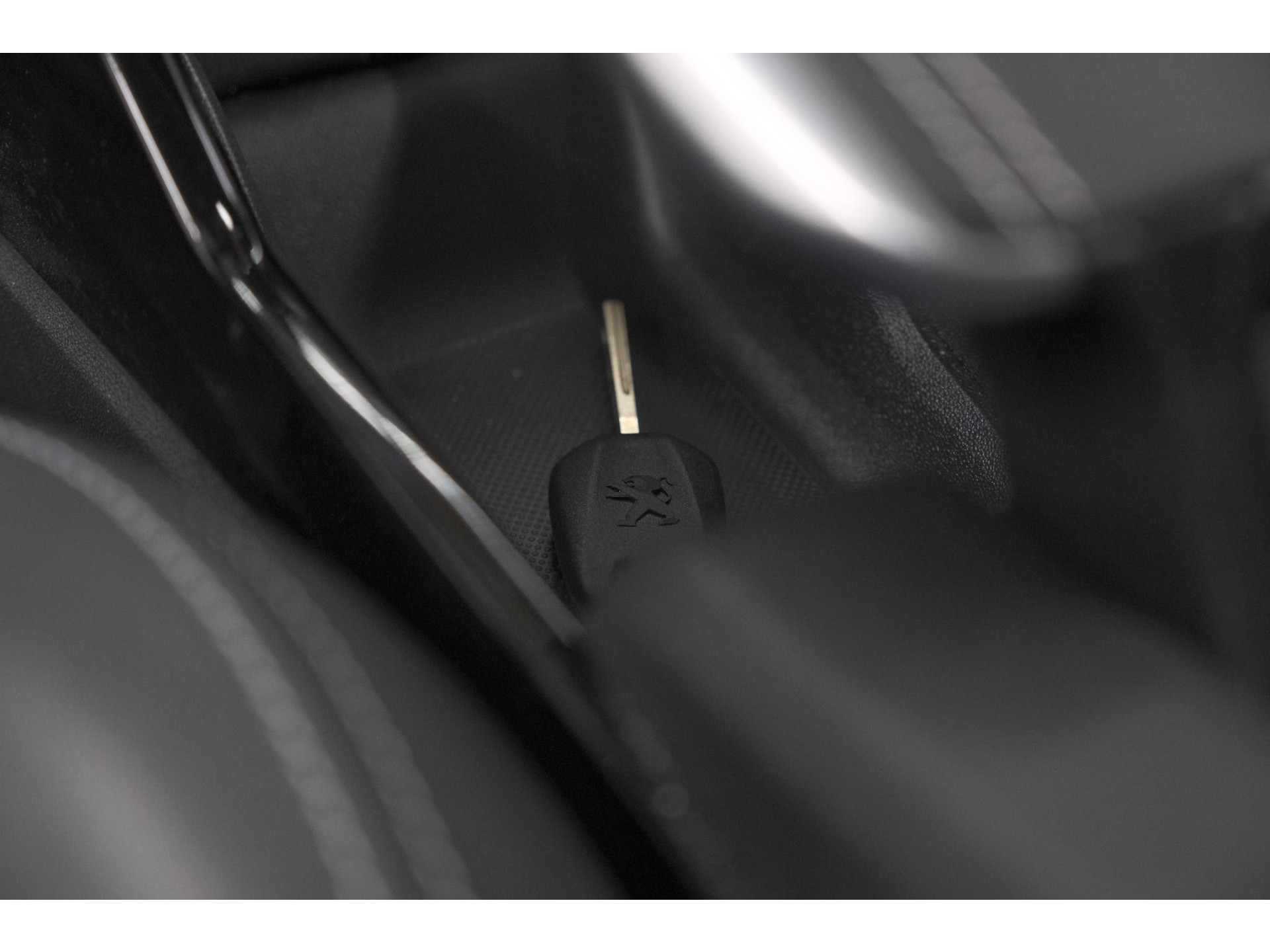 Peugeot 2008 PureTech 110 Allure | Panoramadak | Navigatie | Camera | Parkeersensoren