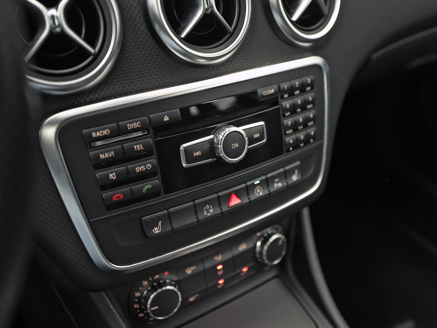 Mercedes-Benz A-Klasse 180 AMG Sport Automaat (NAVIGATIE, LEDER, STOELVERWARMING, SPORTSTOELEN, ZWART HEMEL, PARKEERSENSOREN, TREKHAAK, CRUISE, NIEUWSTAAT)