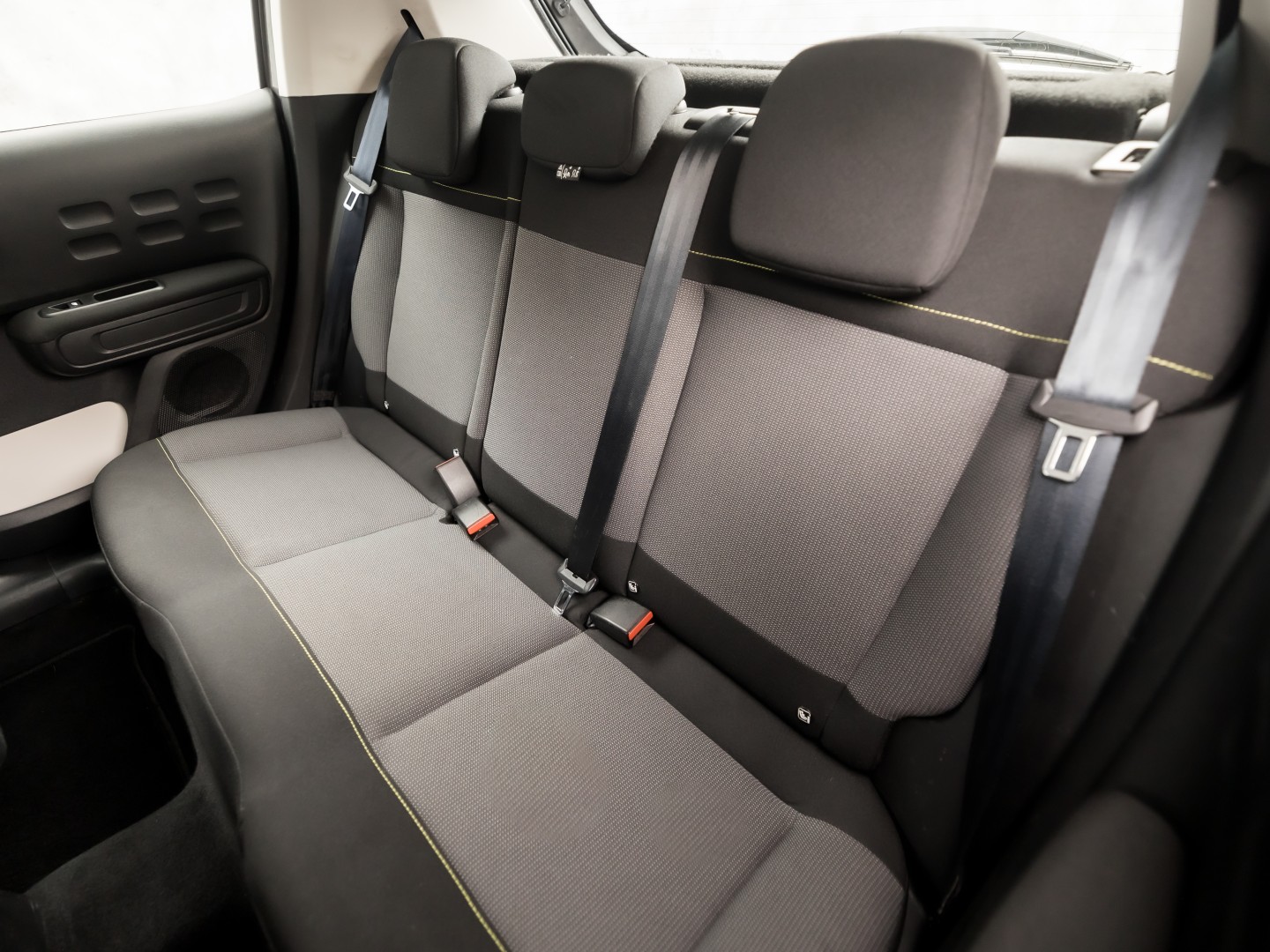 Citroën C3 1.2 PureTech S&S Sport Automaat (APPLE CARPLAY, GROOT NAVI, CAMERA, SPORTSTOELEN, PARKEERSENSOREN, LM VELGEN, CRUISE, NIEUWSTAAT)