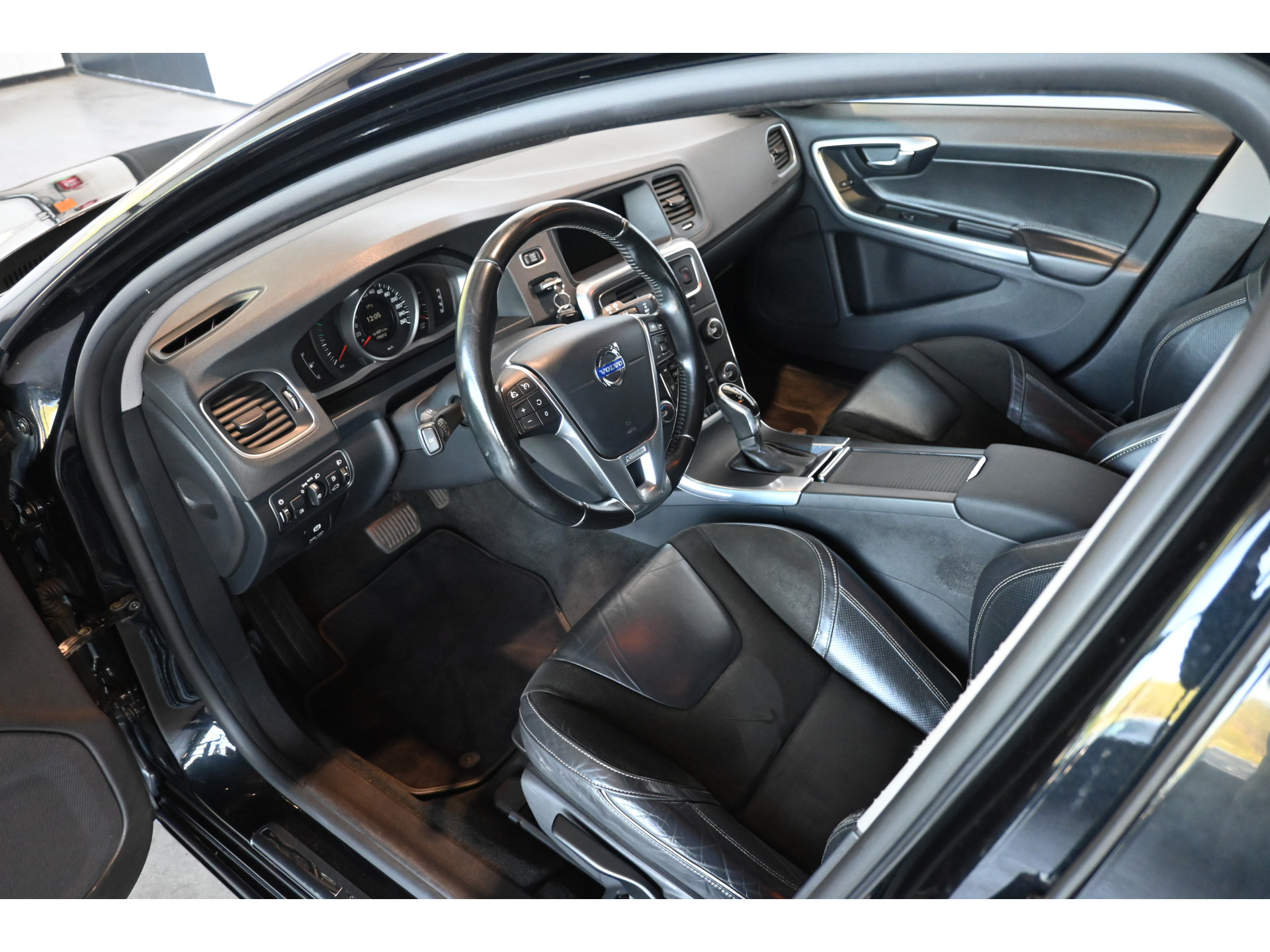 Volvo V60 1.6 D2 Summum Automaat Clima Navigatie Trekhaak Goed Onderhouden! Inruil Mogelijk!
