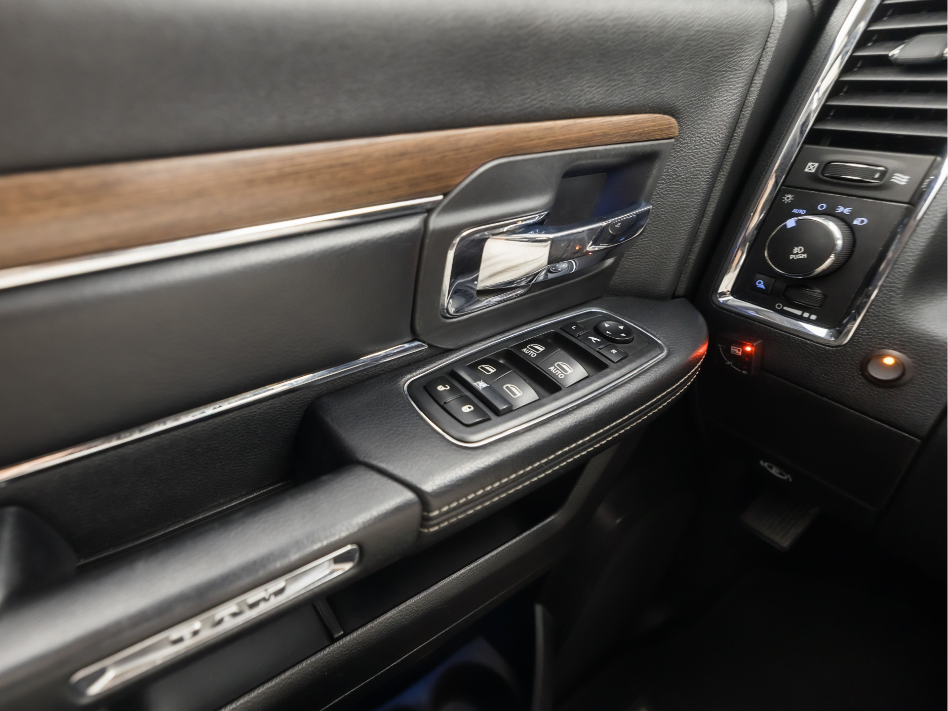 Dodge Ram 5.7 V8 4x4 Quad Cab 6'4 402Pk Automaat (MARGE, SCHUIFDAK, LUCHTVERING, STOELKOELING/VERWARMING, NAVIGATIE, CAMERA, LEDER, MEMORY SEATS, TREEPLANKEN, TREKHAAK, KEYLESS, GETINT GLAS, NIEUWE APK, NIEUWSTAAT)