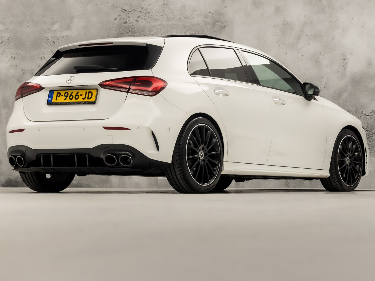 Mercedes-Benz A-Klasse 250 AMG Sport 224Pk Automaat (PANORAMADAK, MEMORY SEATS, 360 CAMERA, BURMESTER, GROOT NAVI, SFEERVERLICHTING, WIDESCREEN, ADAPTIVE CRUISE, NIEUWSTAAT)