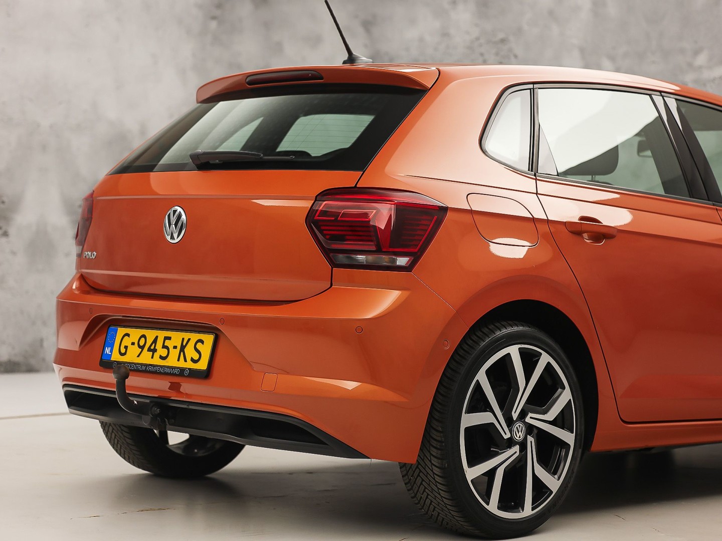Volkswagen Polo 1.0 TSI Sport Automaat (VIRTUAL COCKPIT, ZWART HEMEL, GROOT NAVI, TREKHAAK, LEDER, SPORTSTOELEN, GETINT GLAS, LM VELGEN, ADAPTIVE CRUISE, NIEUWSTAAT)