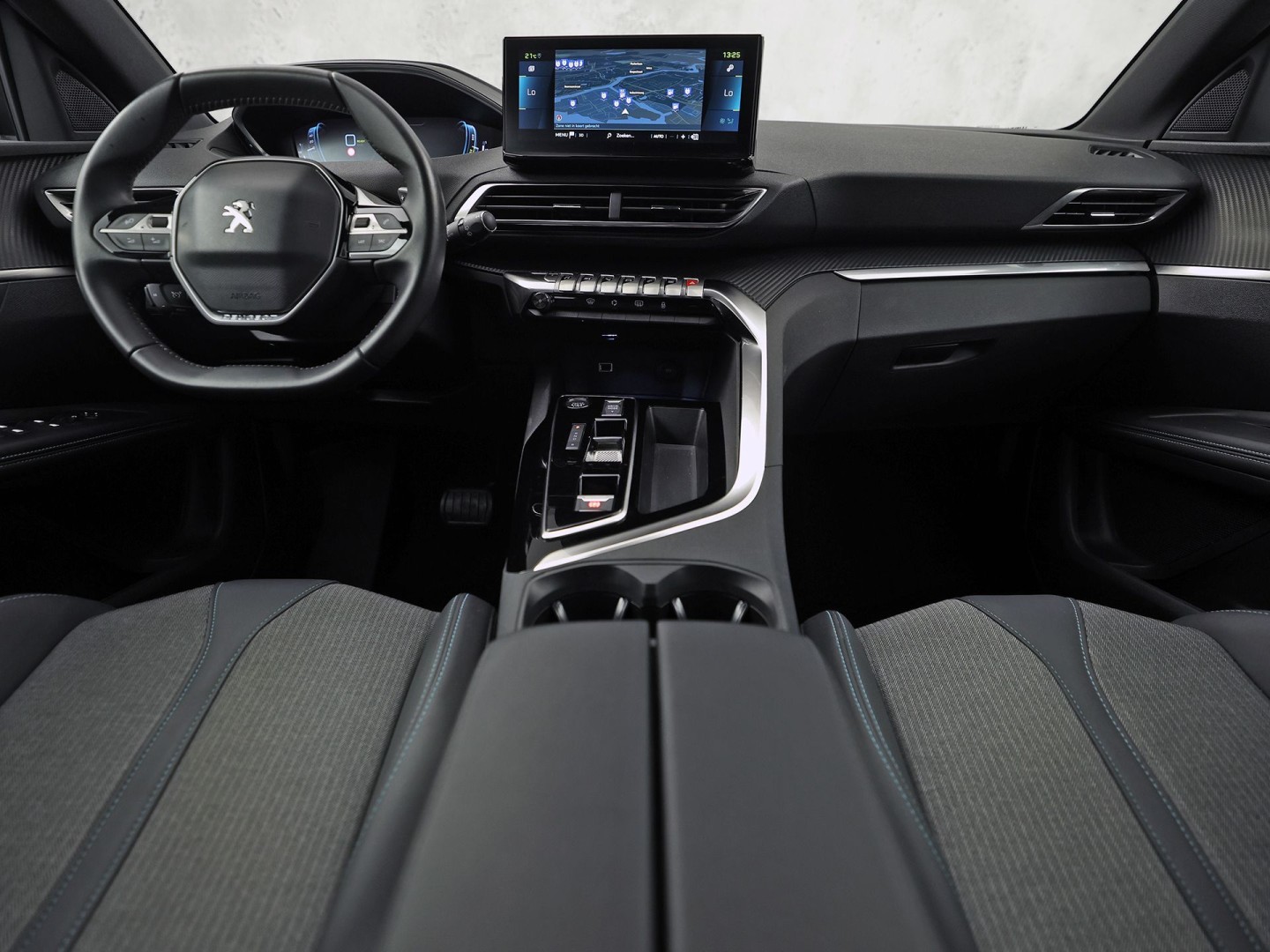 Peugeot 3008 1.6 HYbrid 225 Allure Sport 225Pk Automaat (APPLE CARPLAY, GROOT NAVI, 360 CAMERA, KEYLESS, SPORTSTOELEN, LEDER, GETINT GLAS, ZWART HEMEL, NIEUWSTAAT)