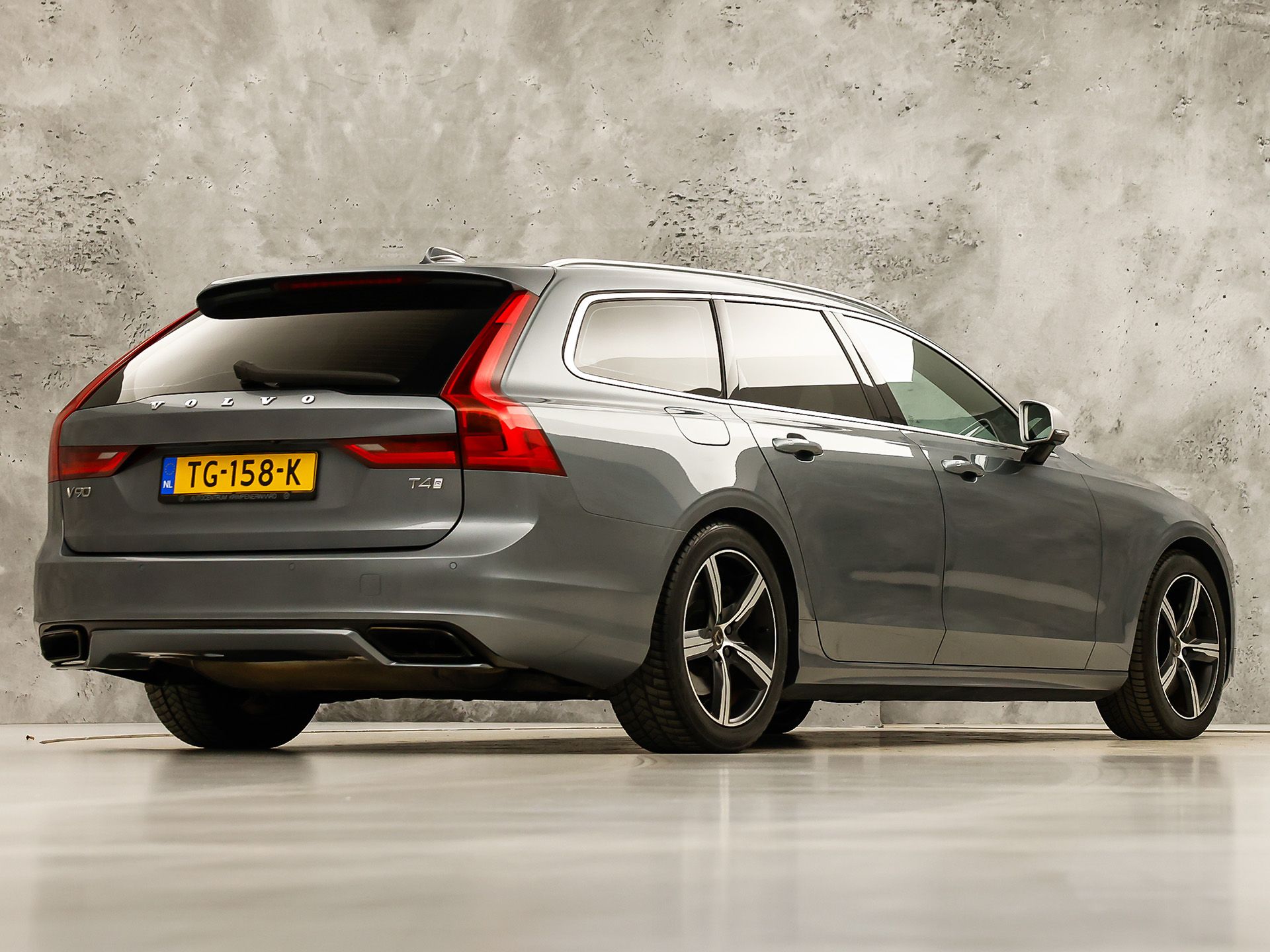 Volvo V90 2.0 T4 R-Design Automaat 190Pk (PANORAMADAK, HARMAN/KARDON, MEMORY SEATS, APPLE CARPLAY, GETINT GLAS, CAMERA, STOELVERWARMING, LEDER, NIEUWE APK, NIEUWSTAAT)