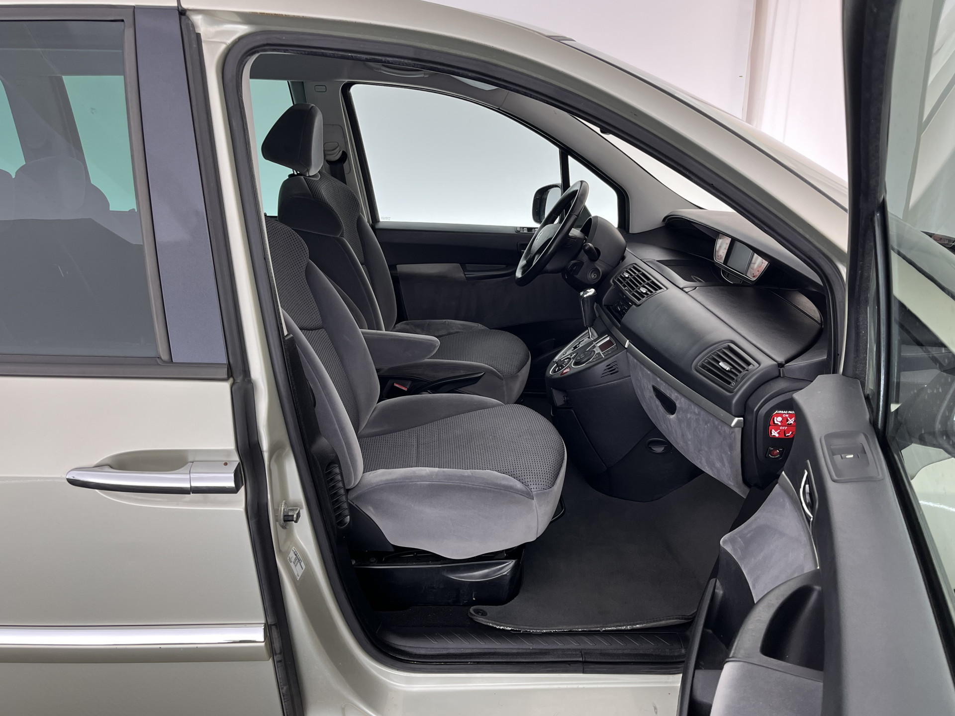 Peugeot 807 2.0 HDiF ST [ 7-Pers. ] Aut. *NAVI-FULLMAP | XENON | VELOURS-COMFORT-SEATS | HEATED-SEATS | ECC | PDC | CRUISE | TOWBAR | 16''ALU*