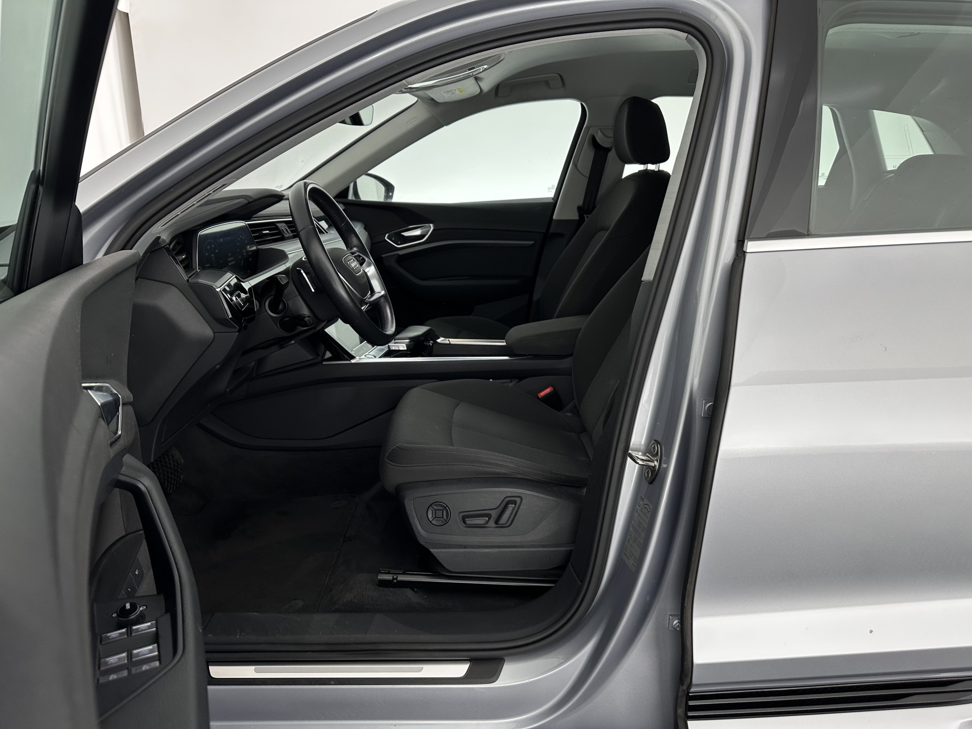 Audi e-tron 50 quattro Business edition 71 kWh [ 3-Fase-11kW ] {SOH-99%} (INCL-BTW) Aut. *HEATPUMP | FULL-LED | DIGI-COCKPIT | NAVI-FULLMAP | MEMORY-PACK |  COMFORTSEATS | KEYLESS | AUDI-SOUND | SHIFTPADDLES | DAB+ | ECC | DRIVE-SELECT | PDC | CRUISE | TO