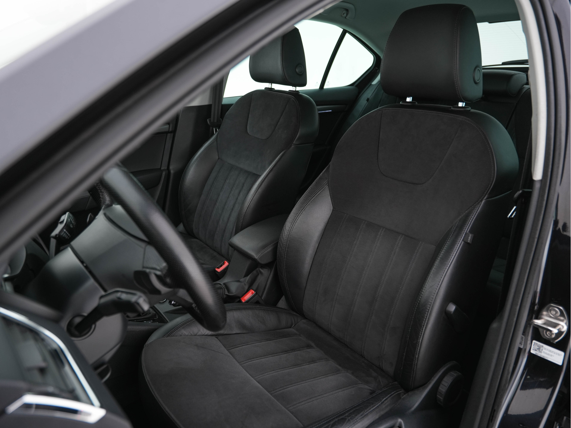 ŠKODA Octavia 1.0 TSI Greentech Style Business (INCL-BTW) Aut. *LEATHER-ALCANTARA | NAVI-FULLMAP | FULL-LED | CANTON-AUDIO | KEYLESS | DAB | HEATED-COMFORTSEATS | ECC | PARKPILOT | SHIFT-PADDLES | CRUISE | PRIVACY-GLASS | 18"ALU*