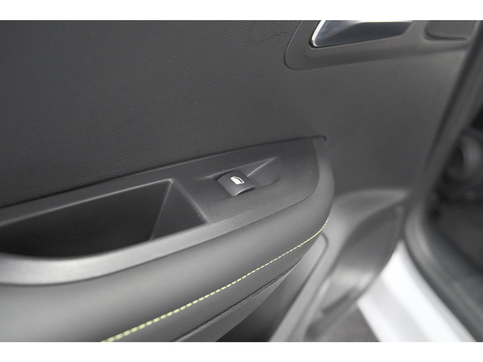 Peugeot 2008 PureTech 130 EAT8 GT | Camera | Apple Carplay | Parkeersensoren | 17 Inch Lichtmetalen Velgen