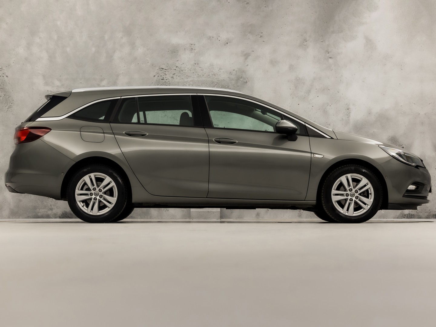 Opel Astra Sports Tourer 1.4 Turbo Innovation Sport 150Pk Automaat (APPLE CARPLAY, NAVIGATIE, CAMERA, STUUR/STOELVERWARMING, SPORTSTOELEN, ADAPTIVE CRUISE, LM VELGEN, NIEUWSTAAT)