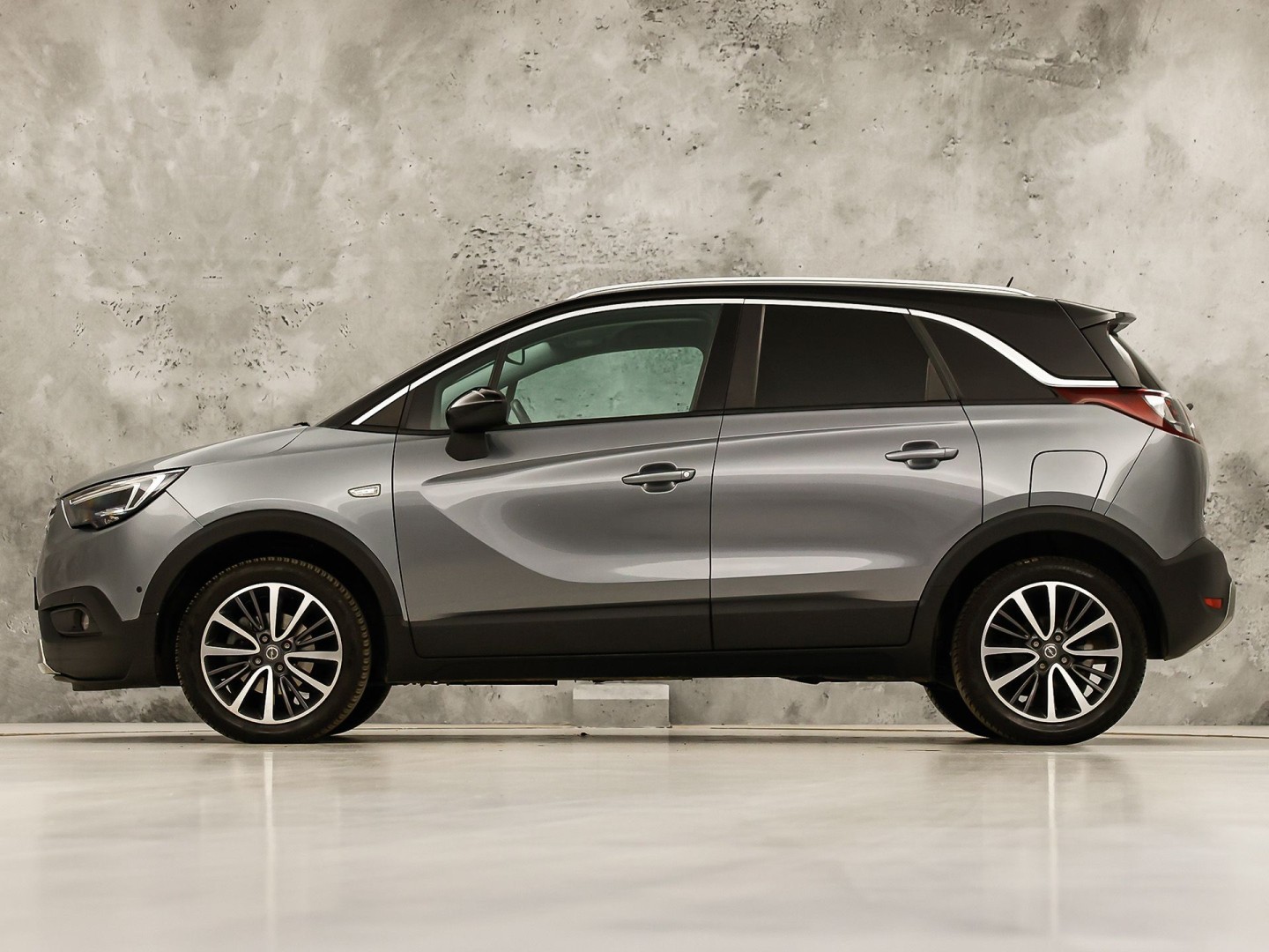 Opel Crossland X 1.2 Turbo Innovation Sport Automaat (APPLE CARPLAY, GROOT NAVI, CLIMATE, STUUR/STOELVERWARMING, SPORTSTOELEN, LEDER, GETINT GLAS, PARKEERSENSOREN, NIEUWSTAAT)
