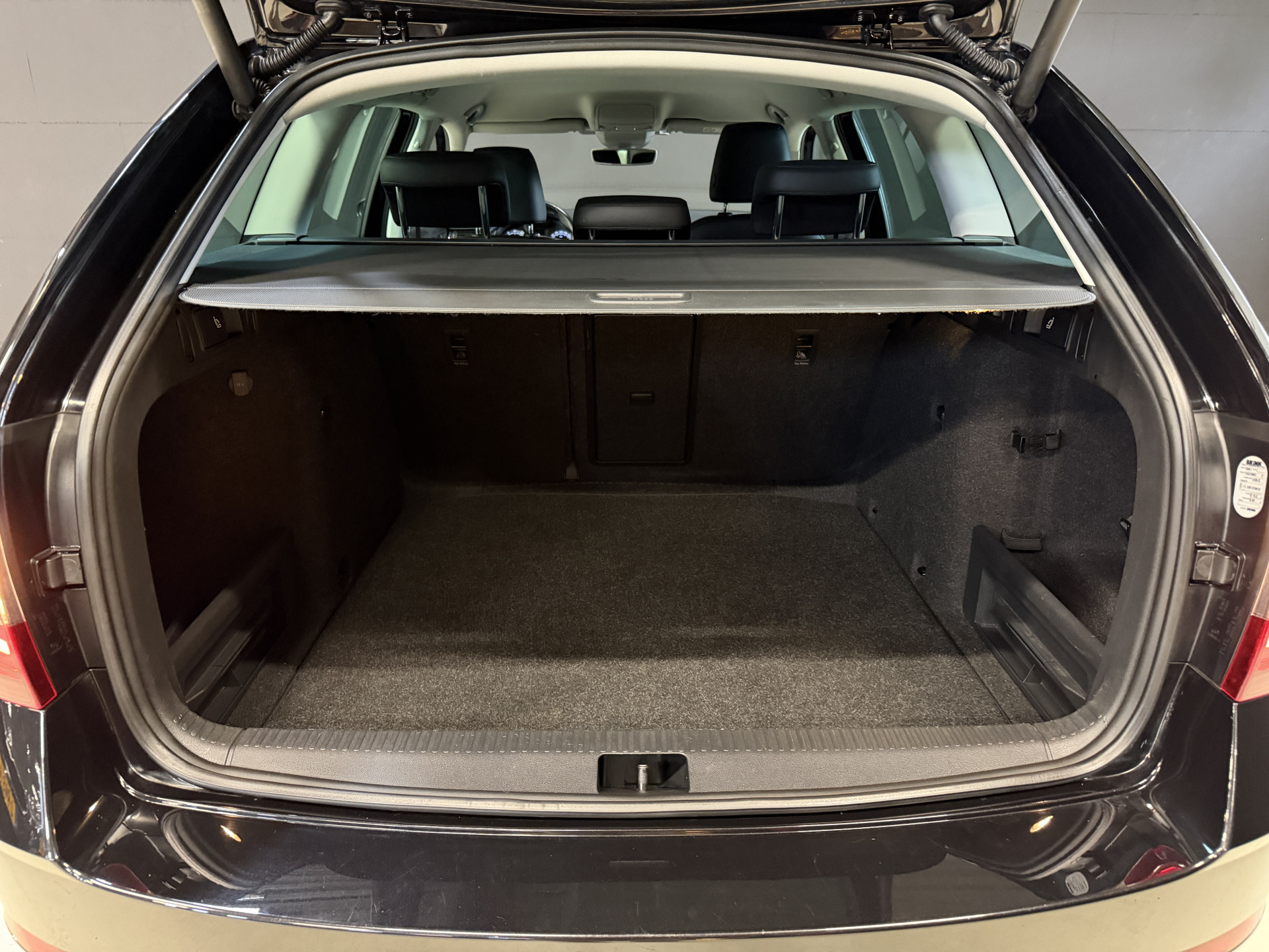ŠKODA Octavia Combi 2.0 TSI 191PK Style Business | Leder | Adaptive cruise | Afn. trekhaak | Camera | Carplay | Dealer onderhouden