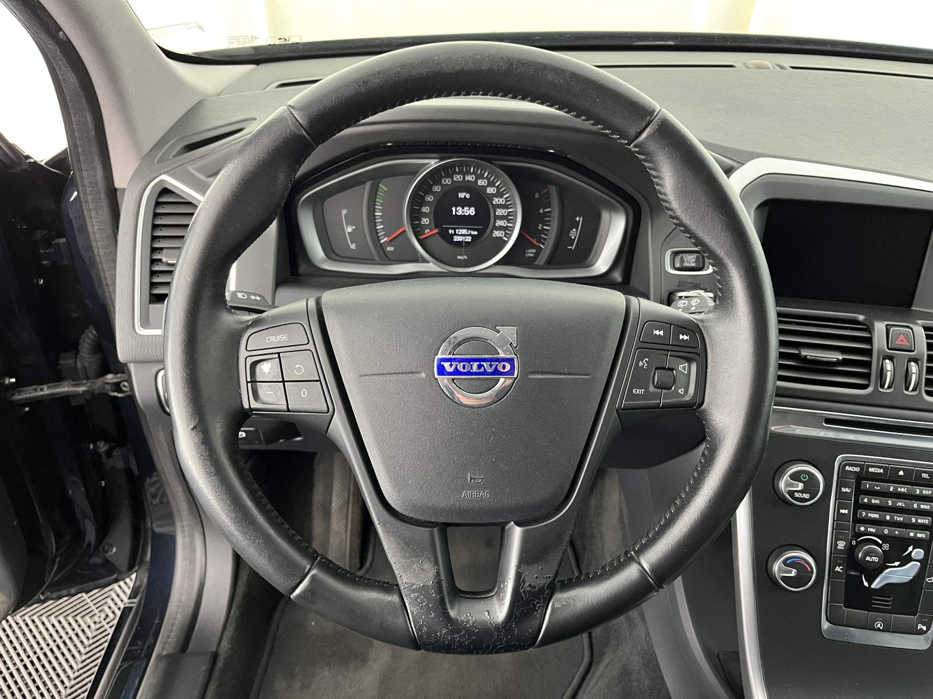 Volvo XC60 2.0 D3 FWD Momentum *LEATHER | NAVI-FULLMAP | COMFORTSEATS | ECC | PDC | CRUISE | PRIVACYGLASS | TOWBAR | 17''ALU*