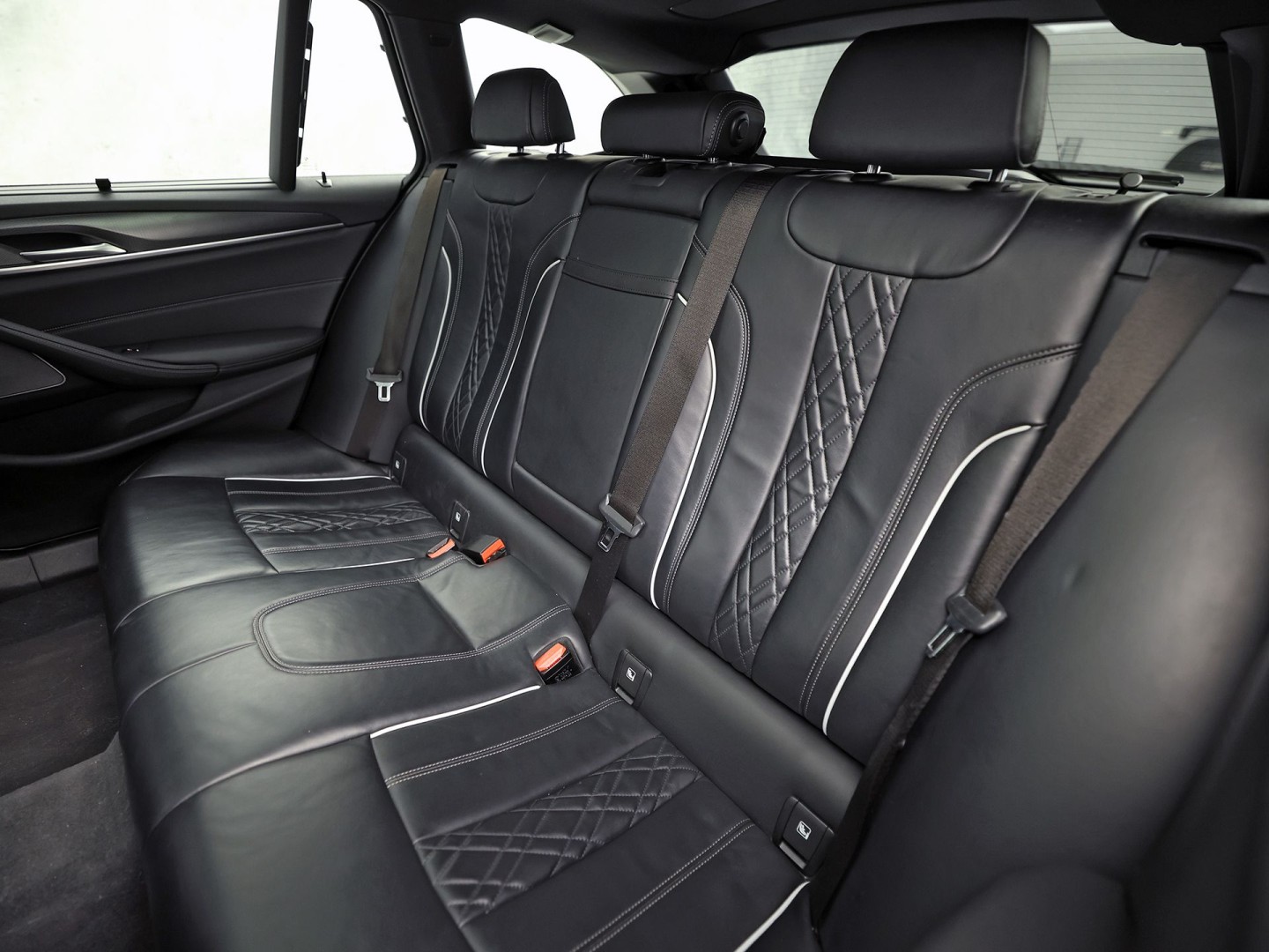 BMW 5 Serie 530e M Sport High Executive 293Pk (PANORAMADAK, M PAKKET, LASER LED, HEAD-UP DISPLAY, 360 CAMERA, MEMORY SEATS, HARMAN/KARDON, TREKHAAK ELEKTRISCH, STOELVERWARMING ACHTER, DISPLAY KEY, NIEUWSTAAT)