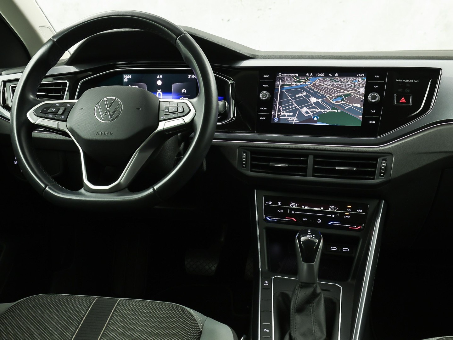 Volkswagen Polo 1.0 TSI Sport Automaat (VIRTUAL COCKPIT, APPLE CARPLAY, GROOT NAVI, CLIMATE, SPORTSTOELEN, LED KOPLAMPEN, GETINT GLAS, PARKEERSENSOREN, NIEUWSTAAT)