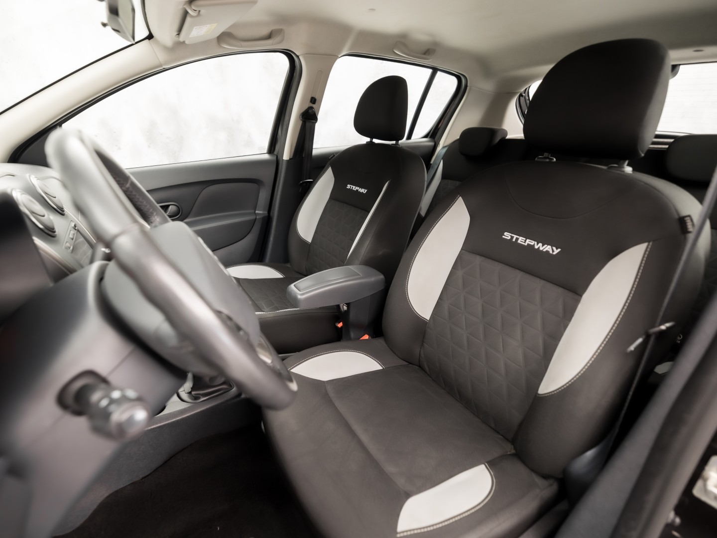 Dacia Sandero 0.9 TCe Stepway Lauréate (NAVIGATIE, AIRCO, LM VELGEN, SPORTSTOELEN, PARKEERSENSOREN, NIEUWSTAAT)