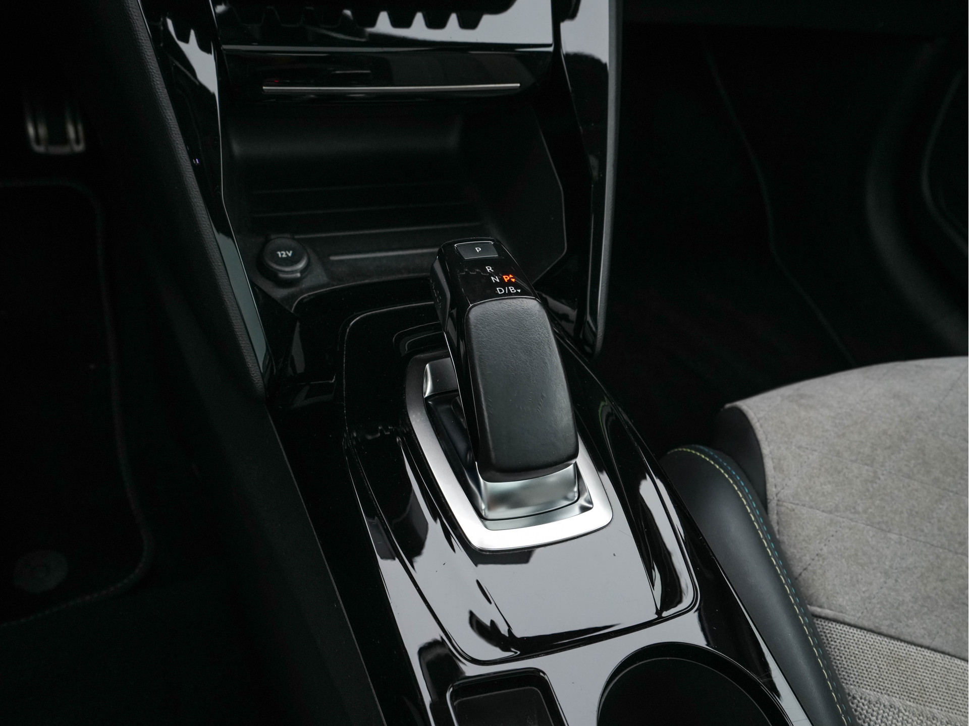 Peugeot e-208 EV GT-Line 350 50 kWh (INCL-BTW) *PANO | FULL-LED | DIGI-COCKPIT | BLINDSPOT | CAMERA | LEATHER-ALCANTARA | AMBIENT-LIGHT | NAVI-FULLMAP | LANE-ASSIST | KEYLESS | DAB | CCS-FASTLOADER | HEATED-SPORTSEATS | 17"ALU