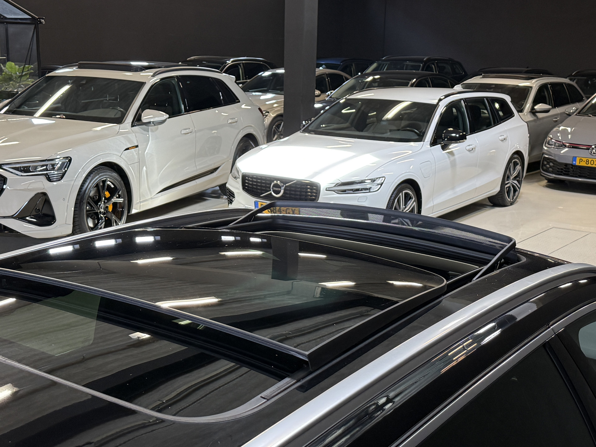 Volvo V60 2.0 B3 R-Design | Trekhaak | Panoramadak | Apple Carplay | Leder