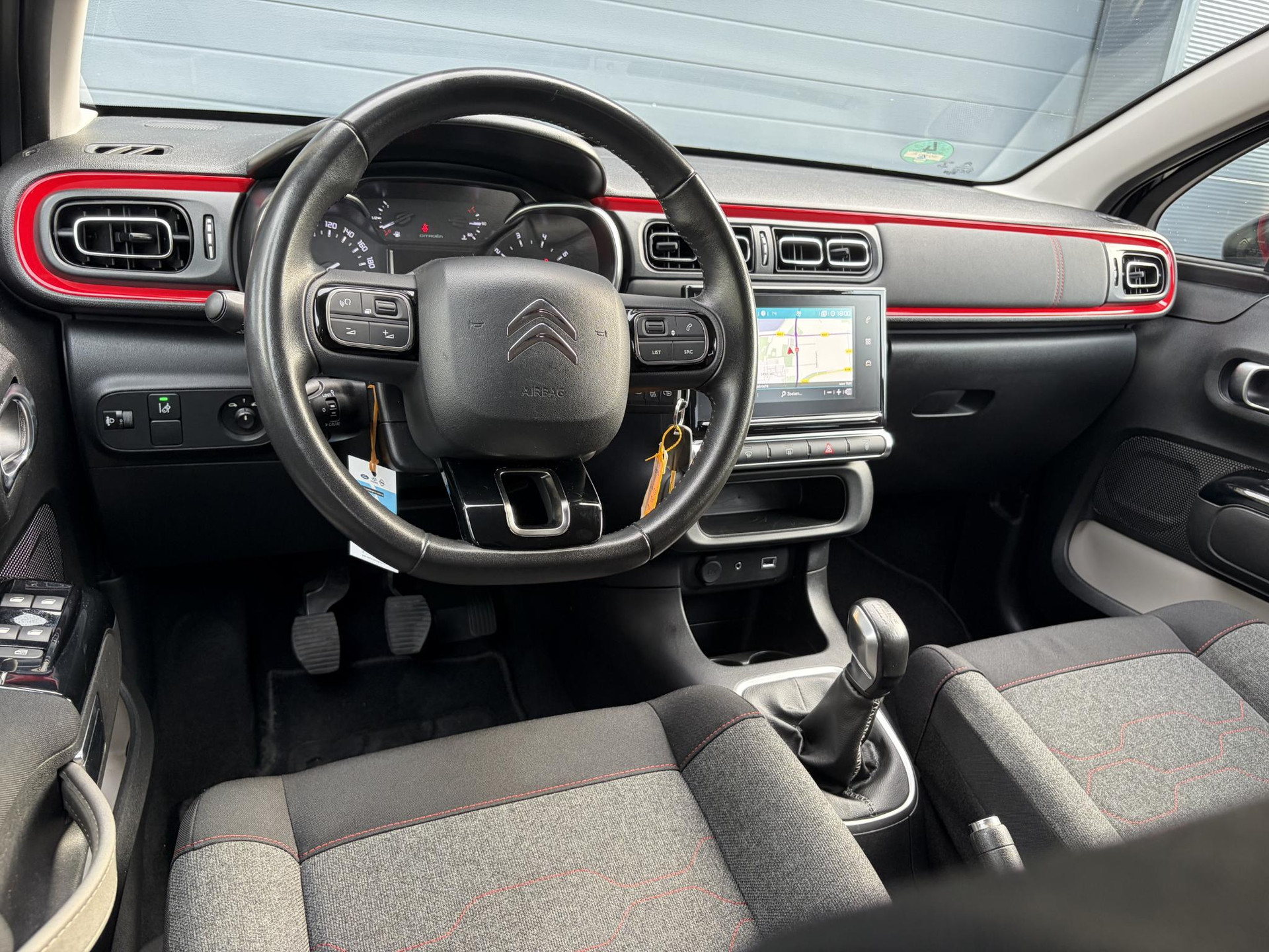 Citroen C3 1.2 PureTech Shine ✓2e Eigenaar✓Camera✓Carplay✓Navi✓Trekhaak✓Pdc✓Clima✓Cruise✓17''Lm velgen✓Rijstrooksensor✓N.A.P✓Apk tot 04-2027