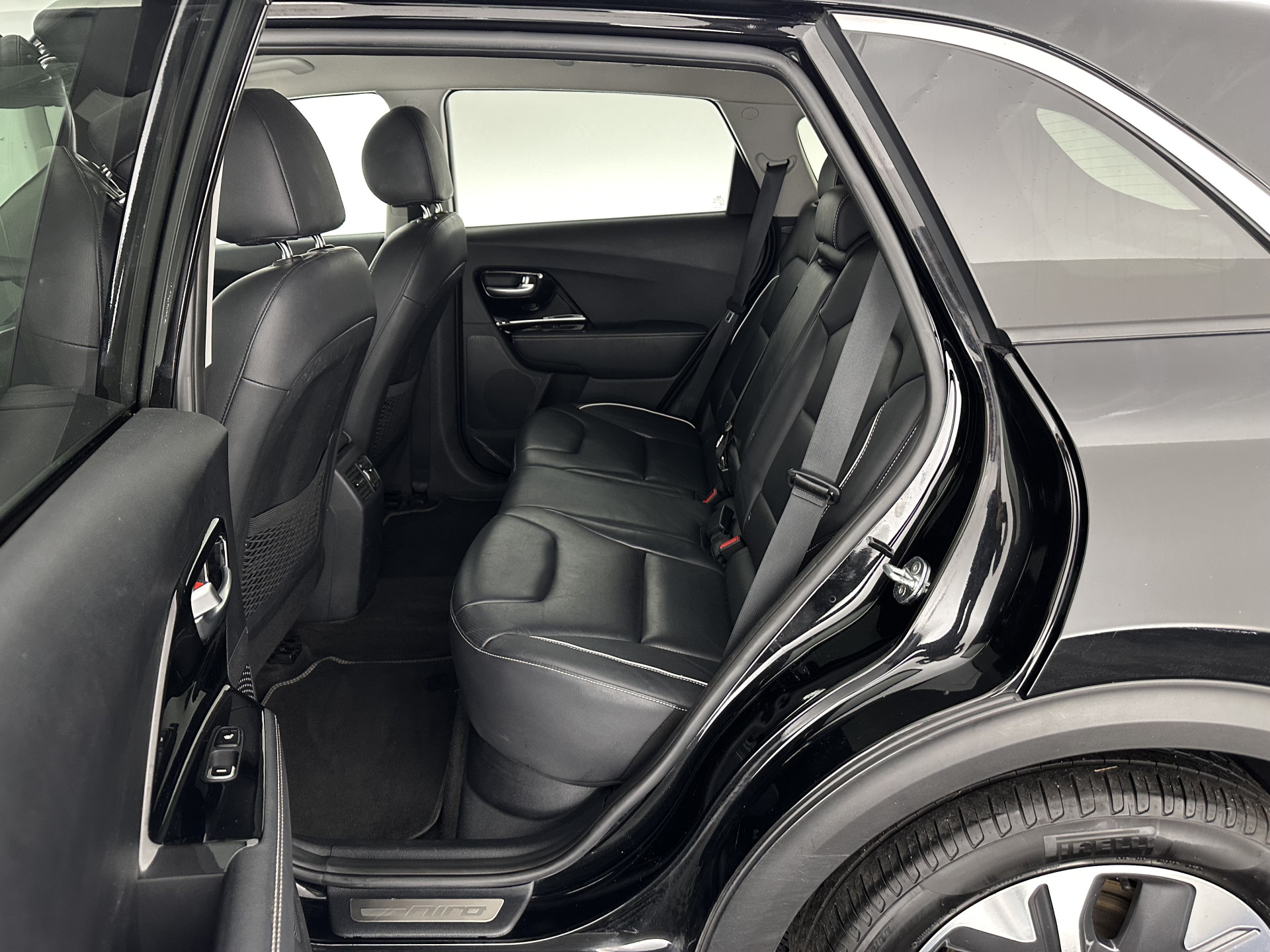 Kia e-Niro ExecutiveLine 64 kWh [ 3-Fase ] {SOH-100%} (INCL-BTW) Aut.*HEATPUMP | LEATHER | FULL-LED | NAVI-FULLMAP | ADAPTIVE-CRUISE | CAMERA | MEMORY-PACK | LANE-ASSIST | HEATED-COMFORTSEATS | SHIFTPADDLES | KEYLESS | DIGI-COCKPIT | PRIVACYGLAS