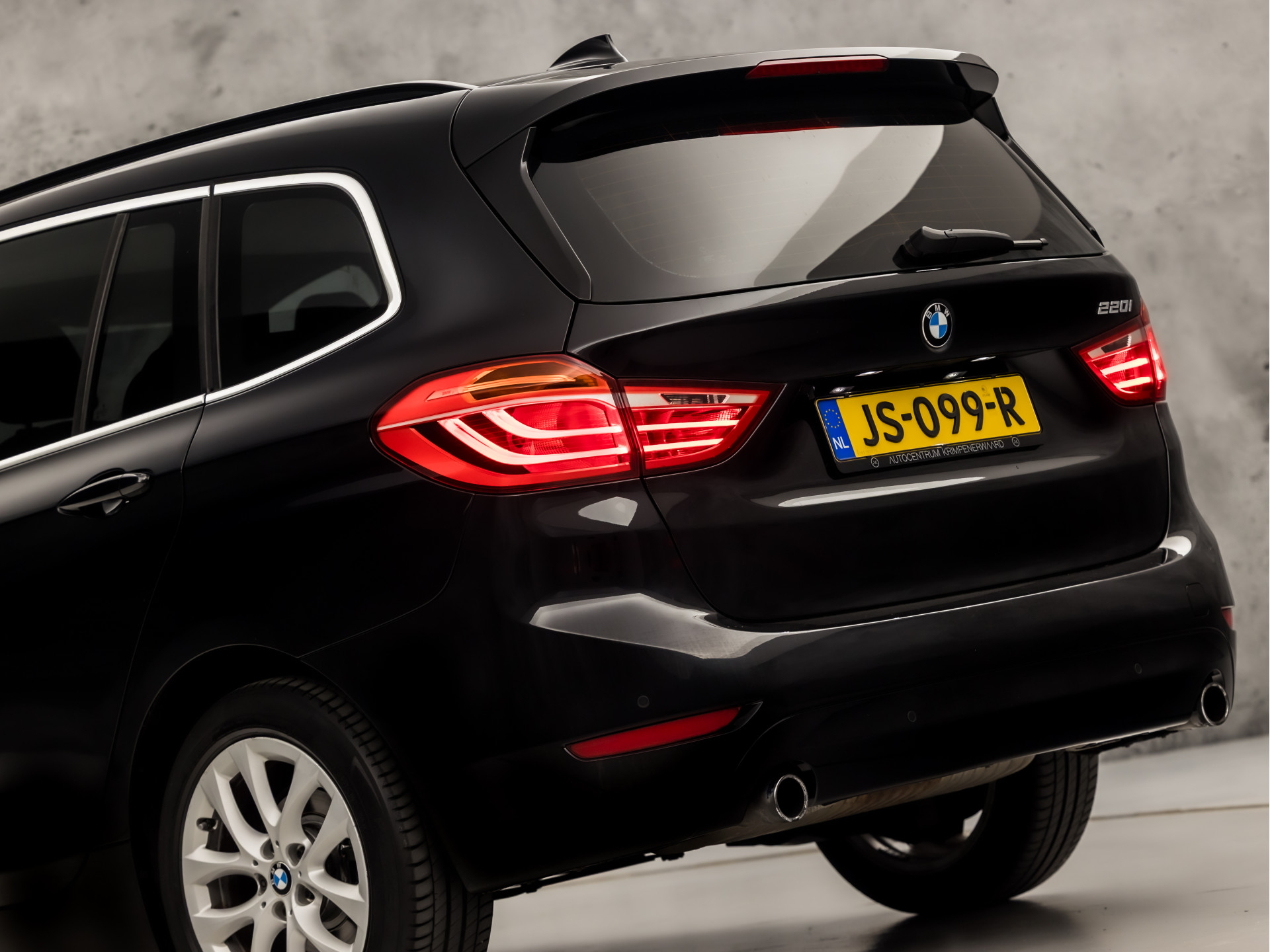 BMW 2 Serie 220i High Executive 7 Persoons 192Pk Automaat (NAVIGATIE, 4 CILINDER, 1e EIGENAAR, CLIMATE, GETINT GLAS, PARKEERSENSOREN, SPORTSTOELEN, CRUISE, NIEUWE APK, NIEUWSTAAT)