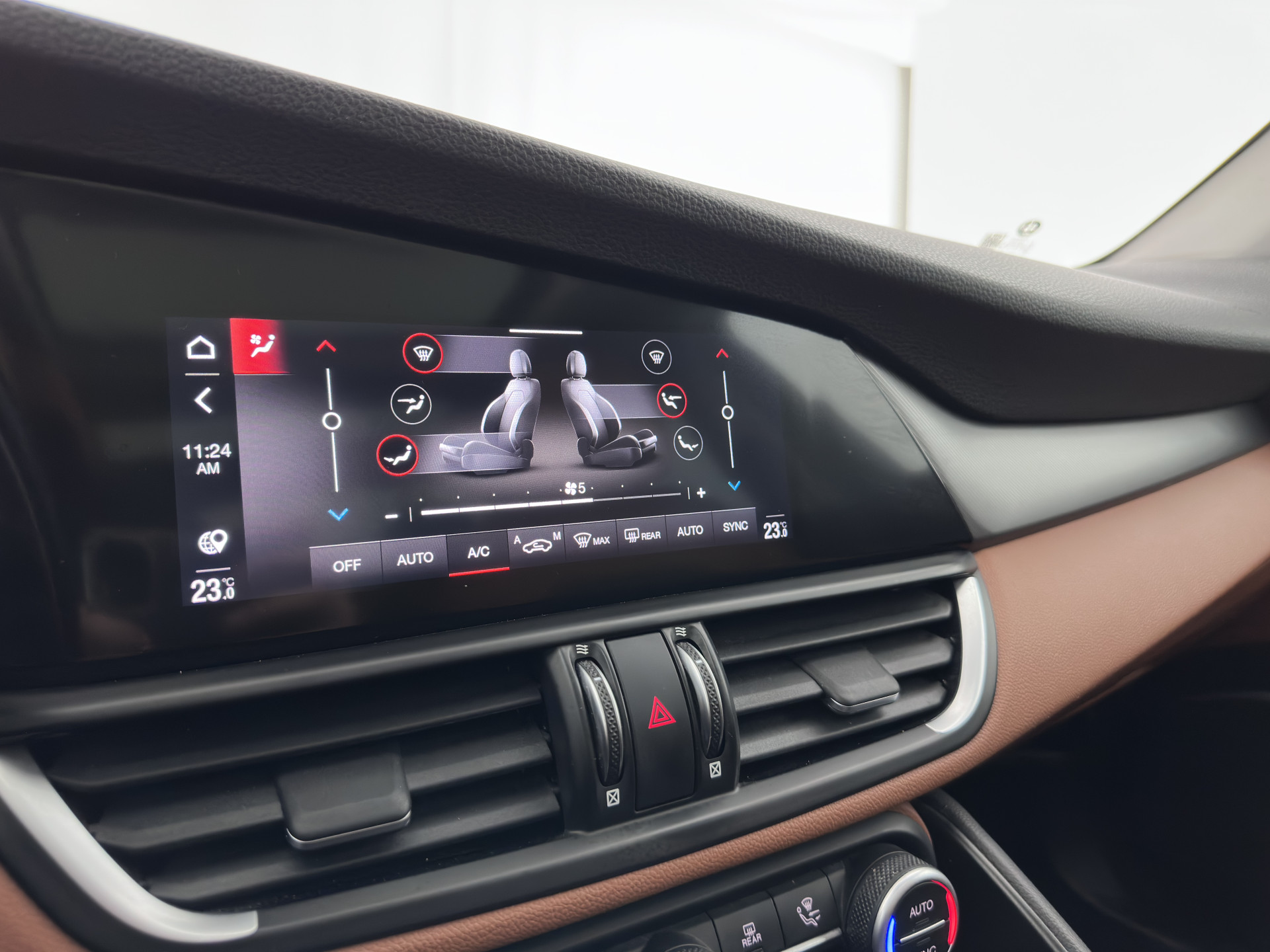 Alfa Romeo Giulia 2.0T Sprint (INCL-BTW) Aut. *PANO | LEATHER-FABRIC | XENON | ADAPTIVE-CRUISE | BLIND-SPOT | SPORTSEATS | CAMERA | NAVI-FULLMAP | DAB+ | SHIFT-PADDLES | PRIVACY-GLASS | LANE-ASSIST | BLINDSPOT | KEYLESS |